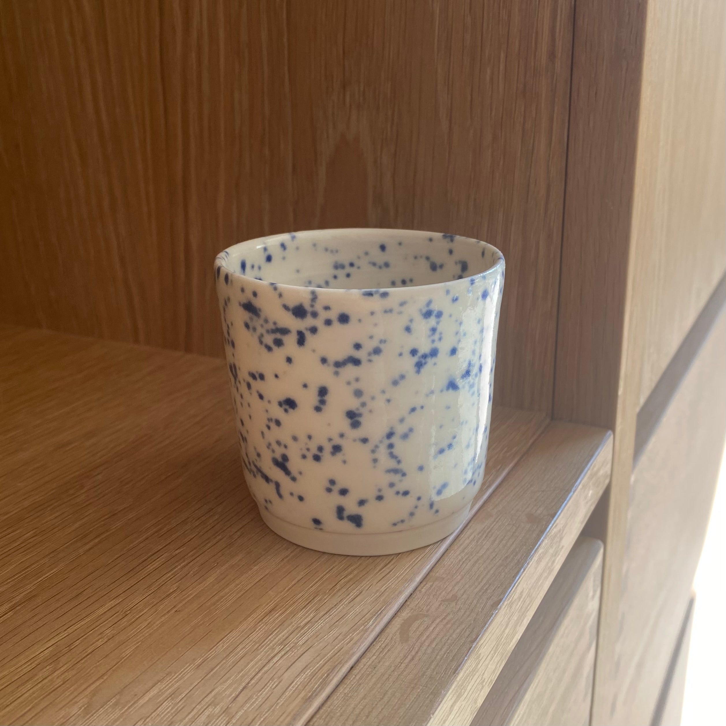 Hånddrejet espressokop med blå splash mønster i porcelæn 