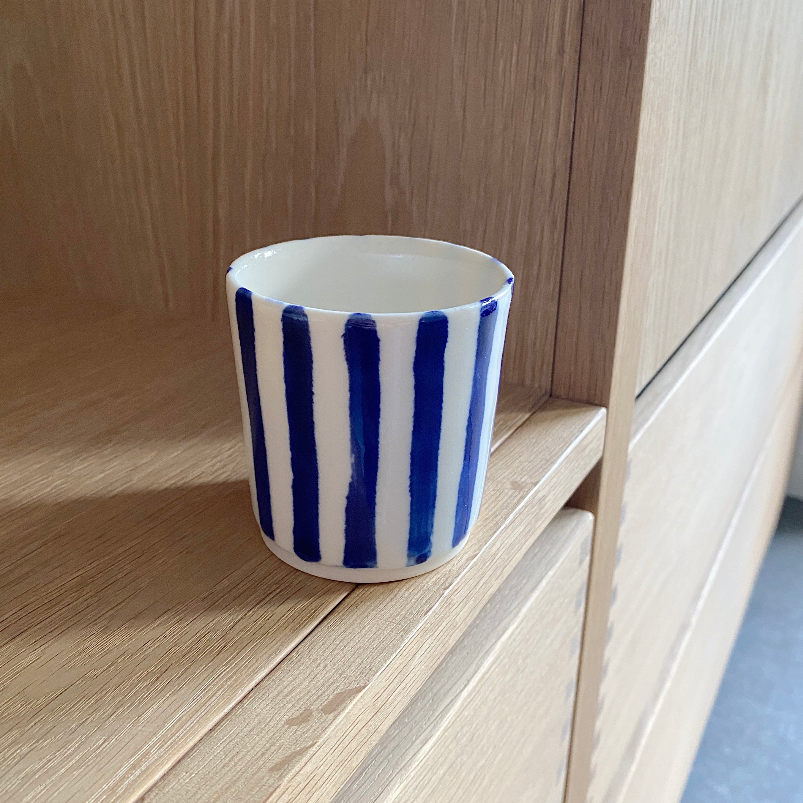Hånddrejet porcelænskop med blå striber