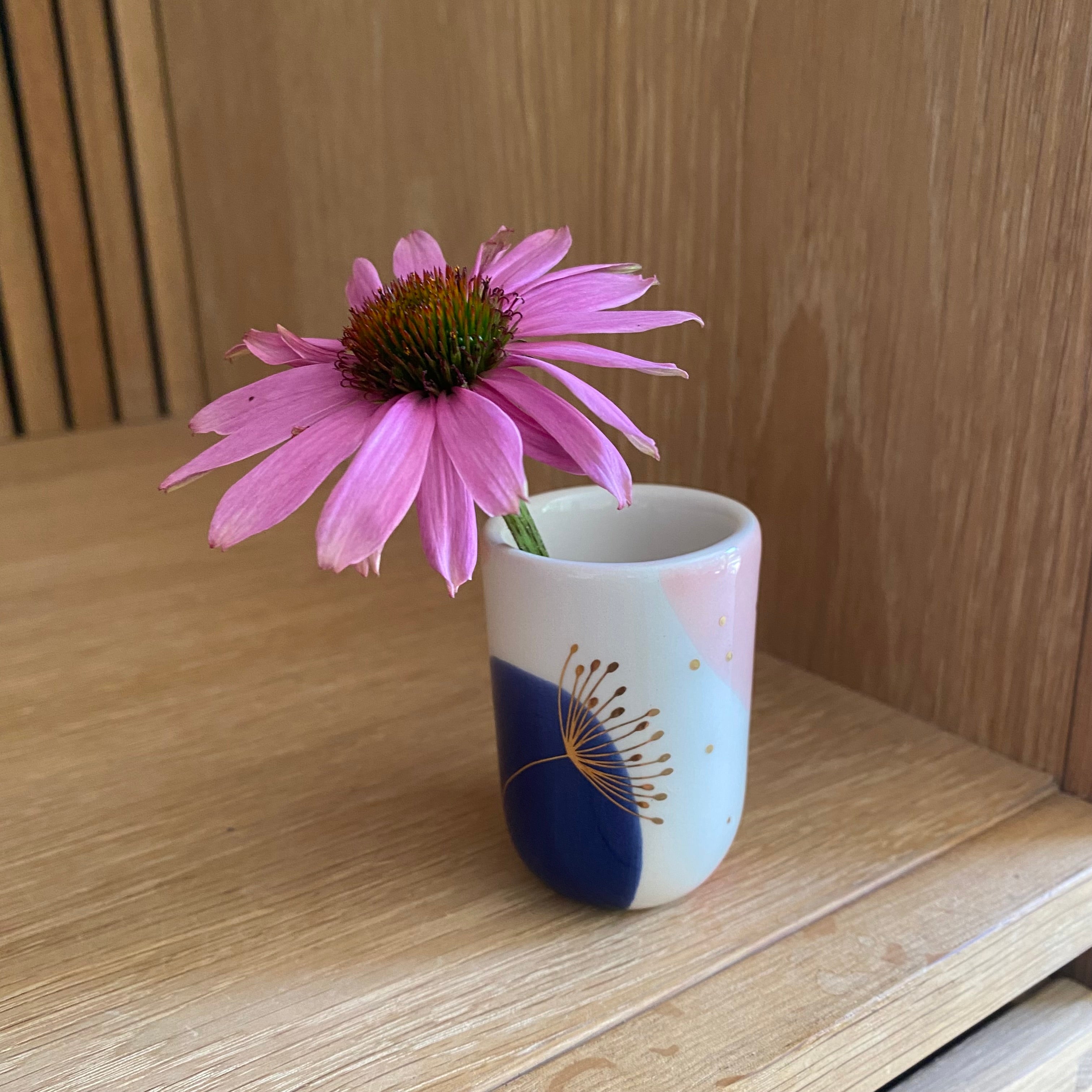 Stylet billede af Dandelion espressokop med blomster – håndlavet keramik