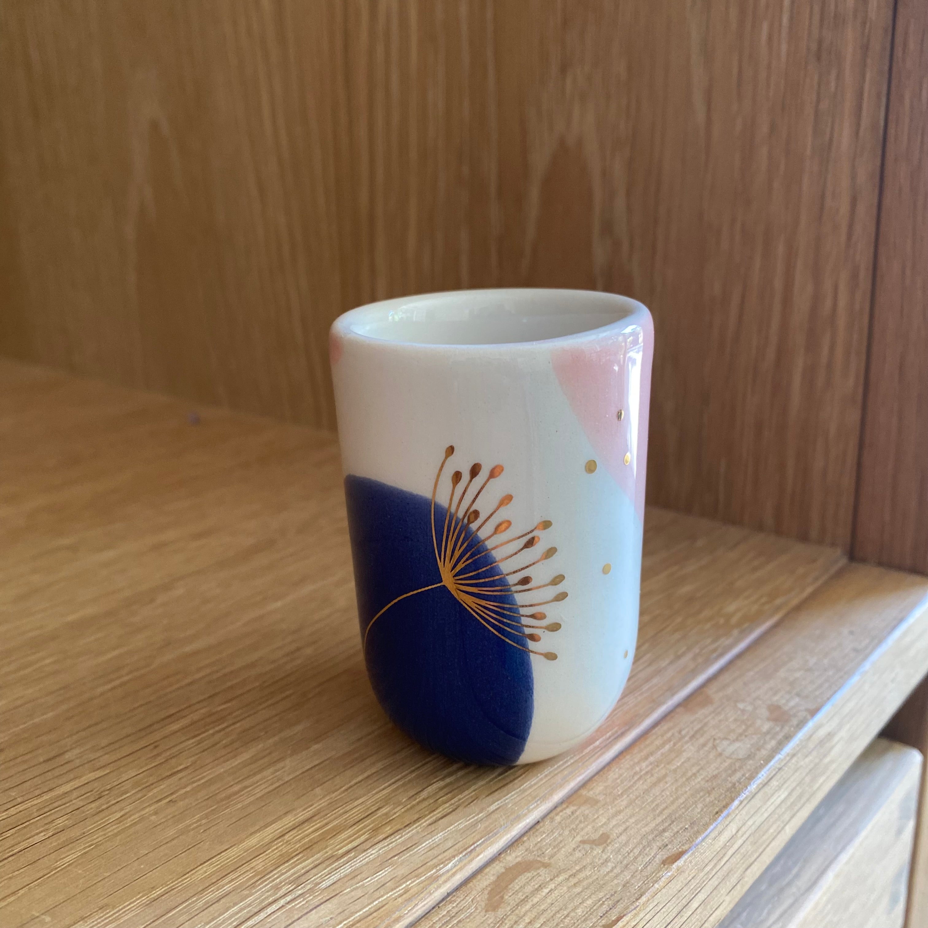 Detaljeret billede af espressokop i kongeblå, pink og koral – håndlavet keramik