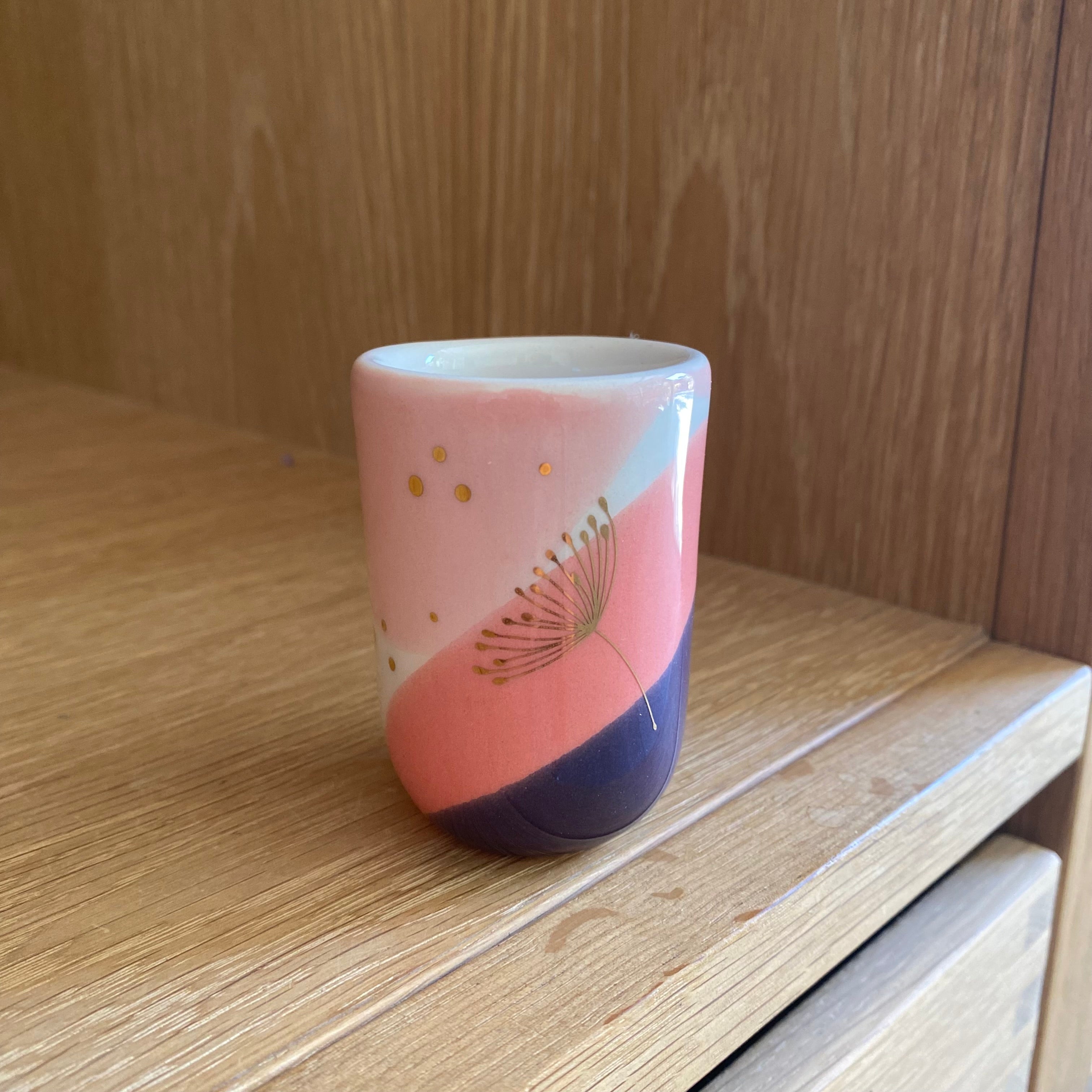 Håndlavet espressokop i keramik fra Marinski – kongeblå, koral og pink med gulddetalje