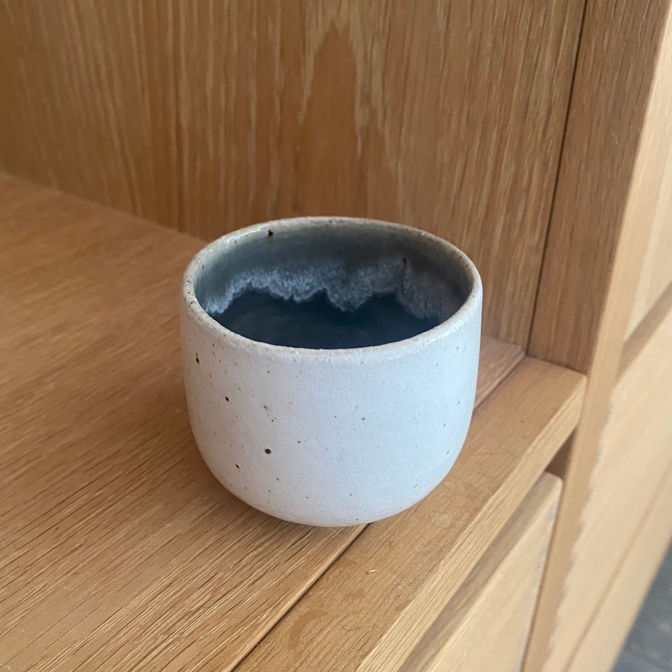 haandlavet espressokop i hvid og graa glasur