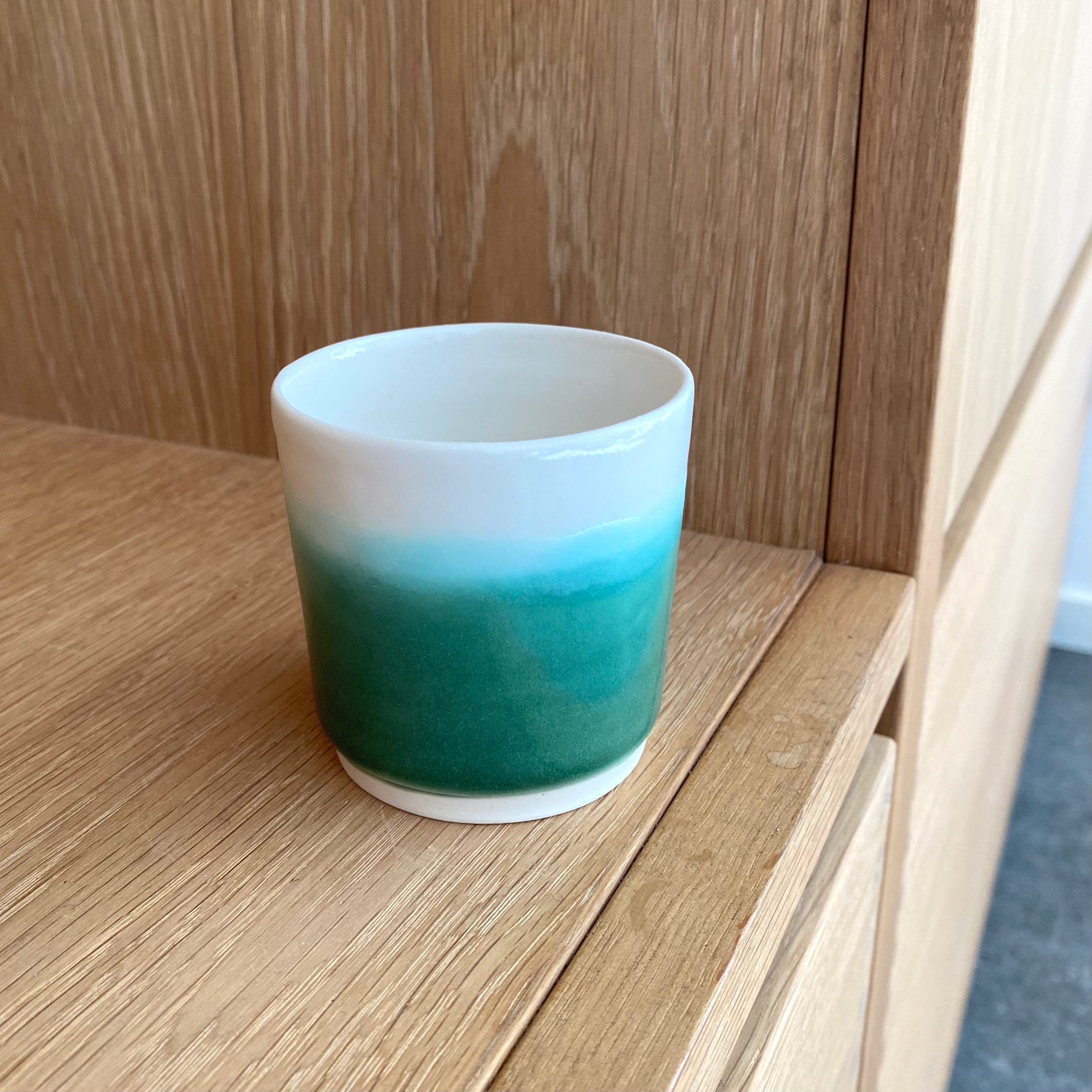 Hånddrejet espressokop i porcelæn med grøn bund