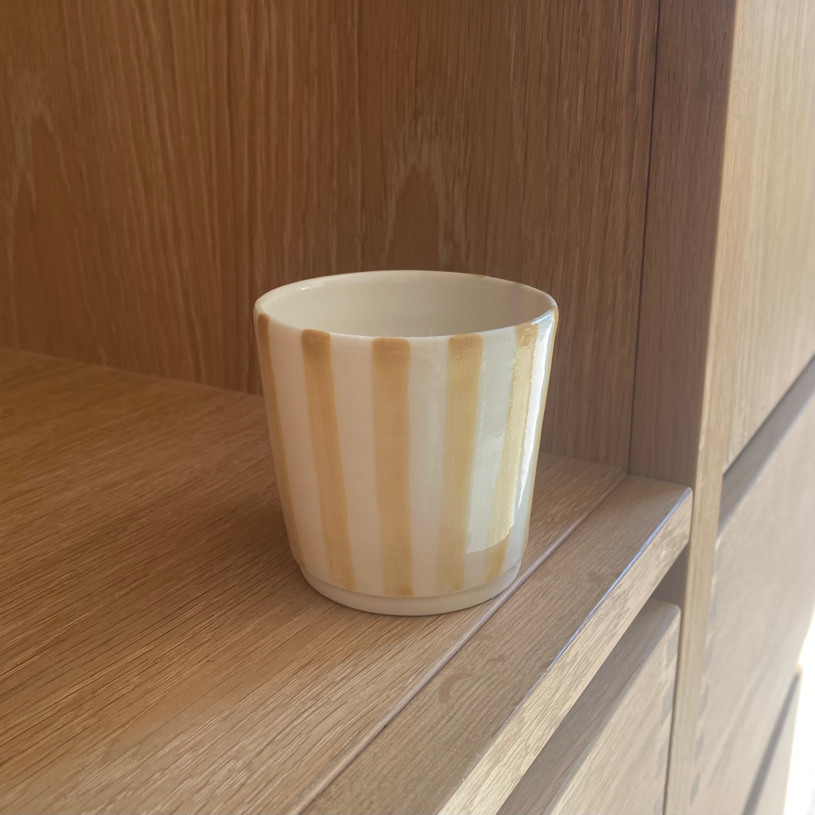 Hånddrejet espressokop i porcelæn med gule striber 