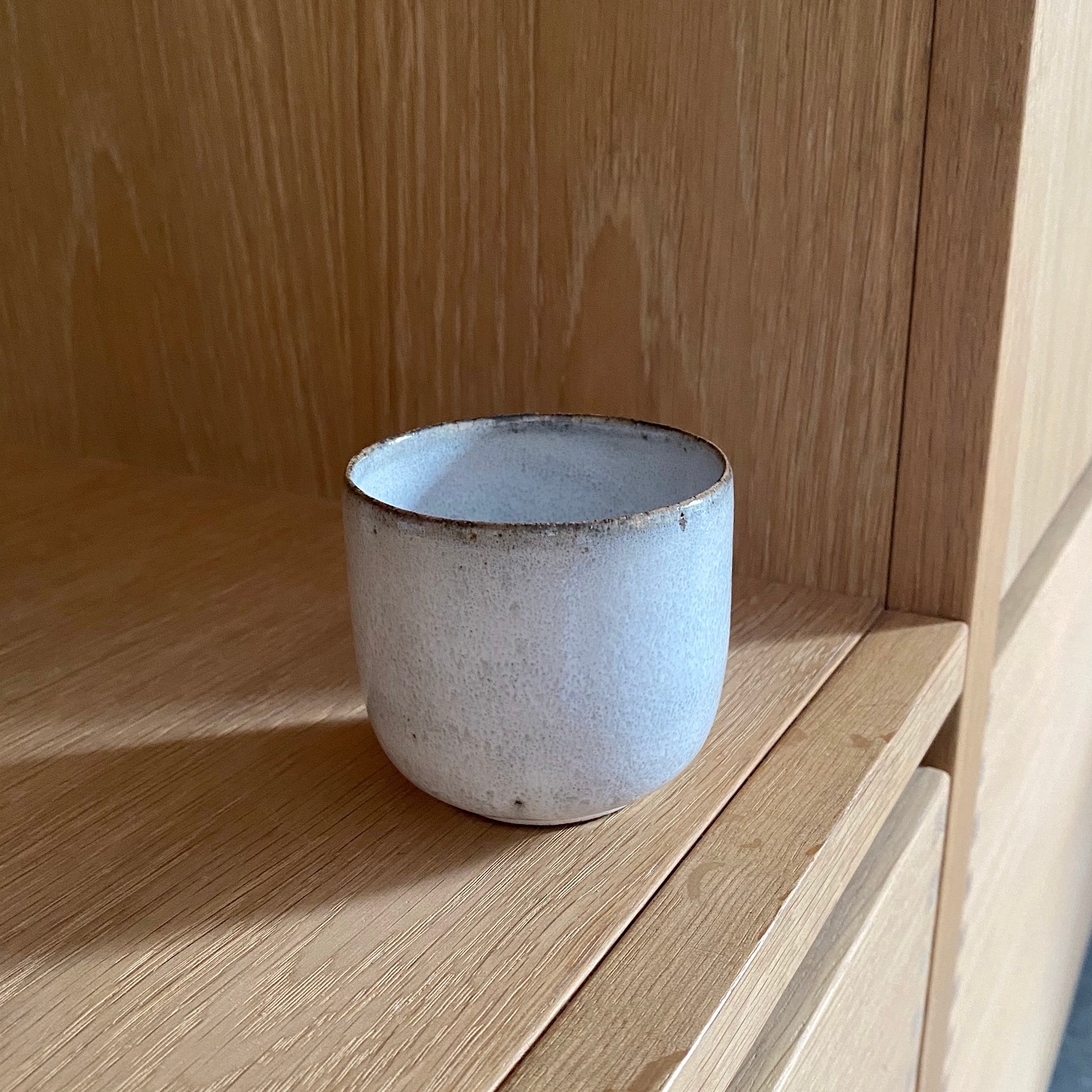 Hånddrejet lyseblå espressokop – dansk keramik