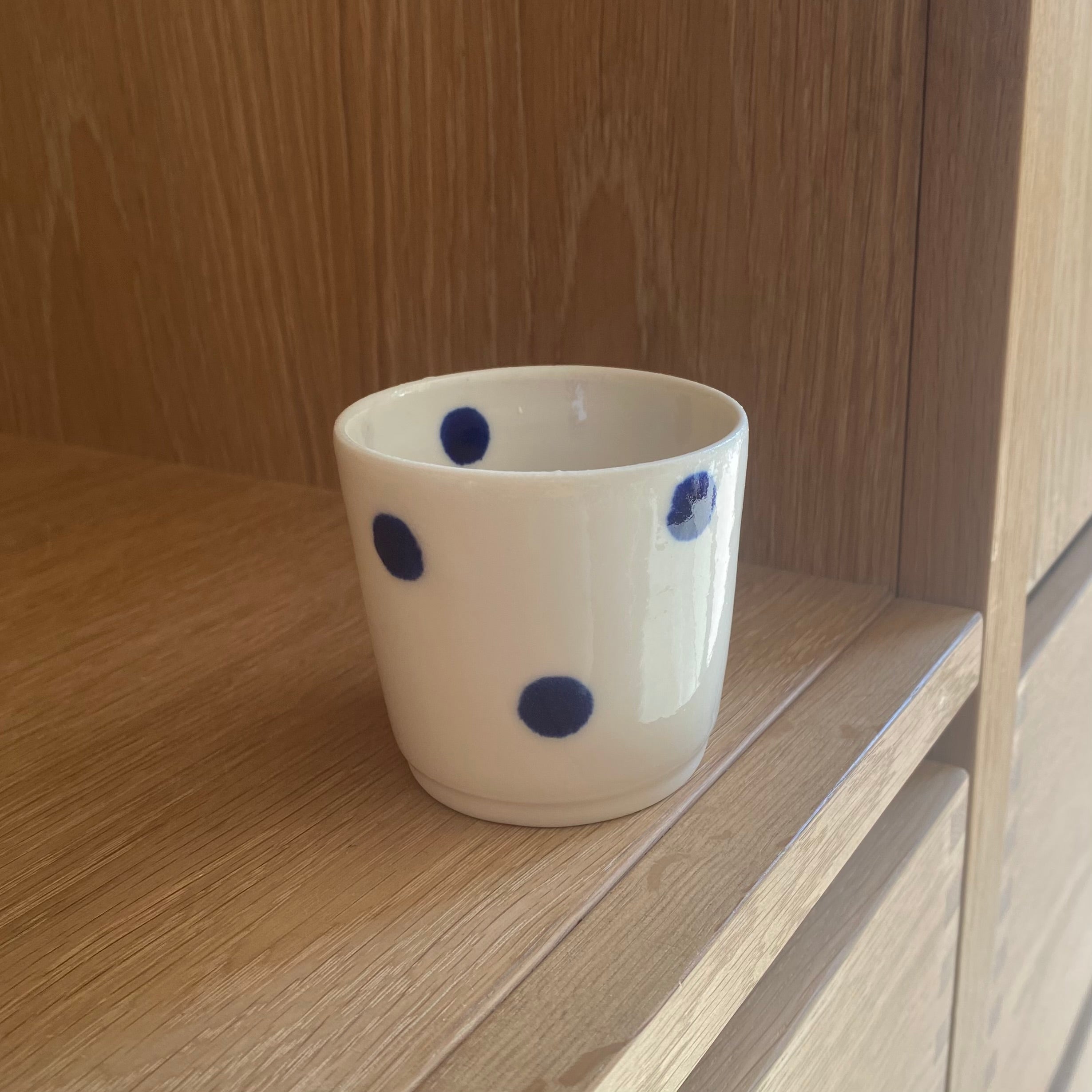 Hånddrejet espressokop i porcelæn med store blå prikke 