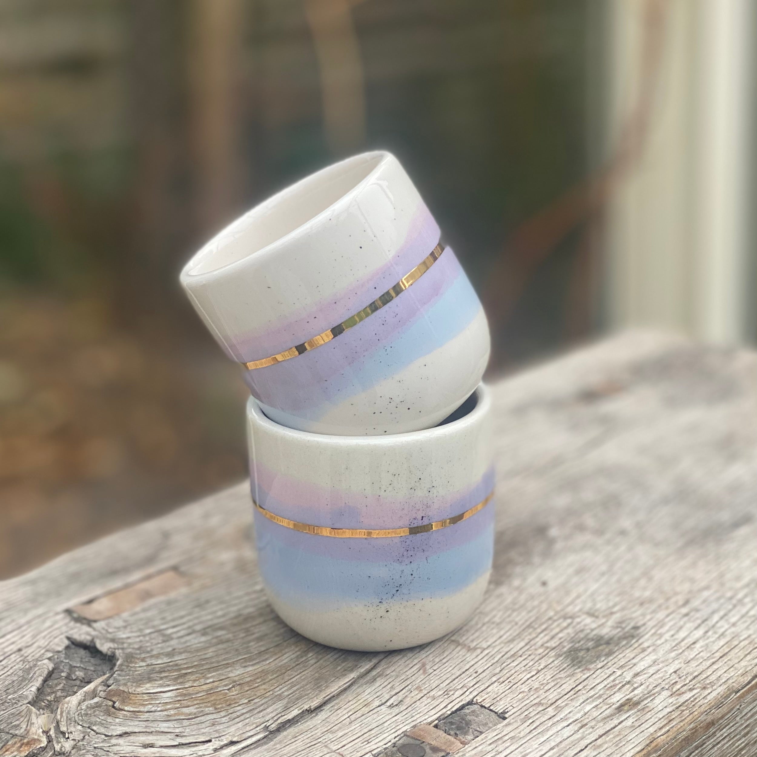 Håndlavede espressokopper i blå og lilla med guldstreg fra Marinski – Landscape Serenity design