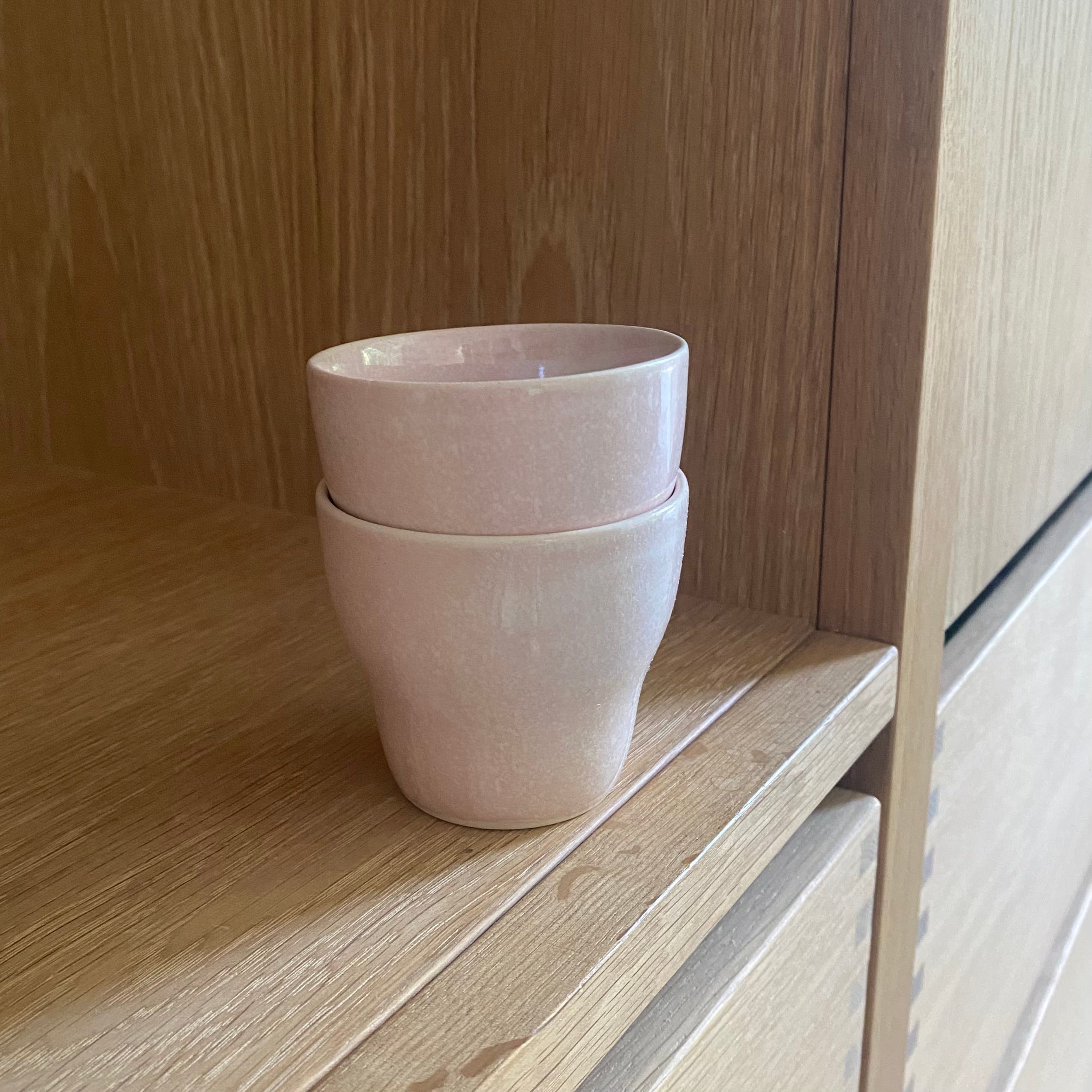 Espressokopper fra Nexø i forskellige farver, herunder sea rose – håndlavet keramik fra Bornholm