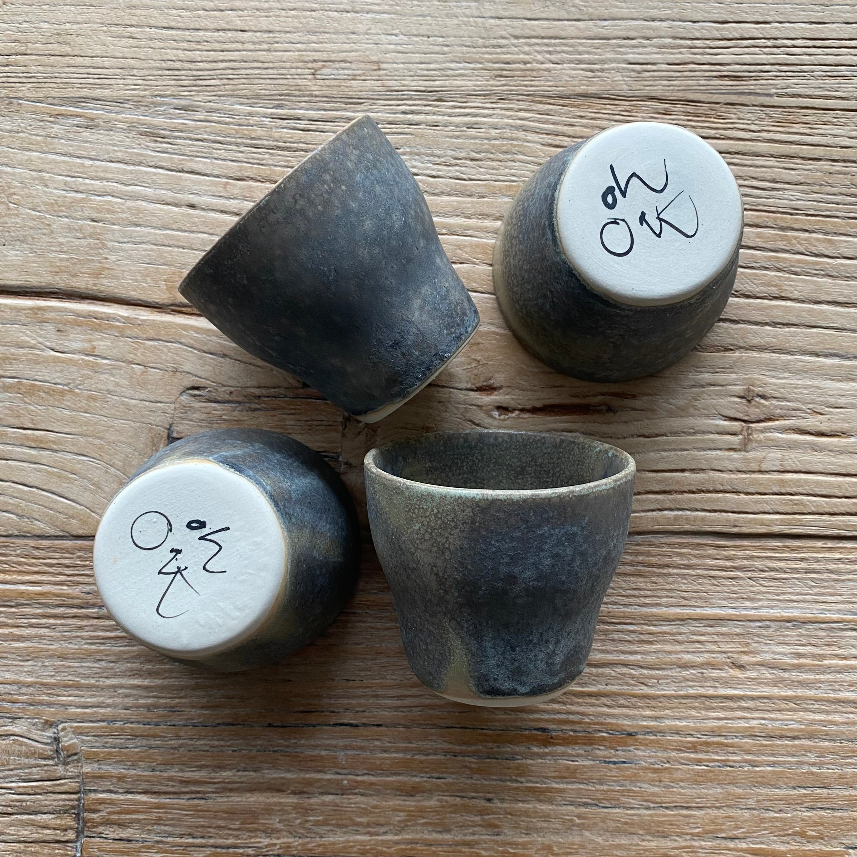 Espressokopper fra Nexø-serien i forskellige farver, herunder granit – håndlavet på Bornholm