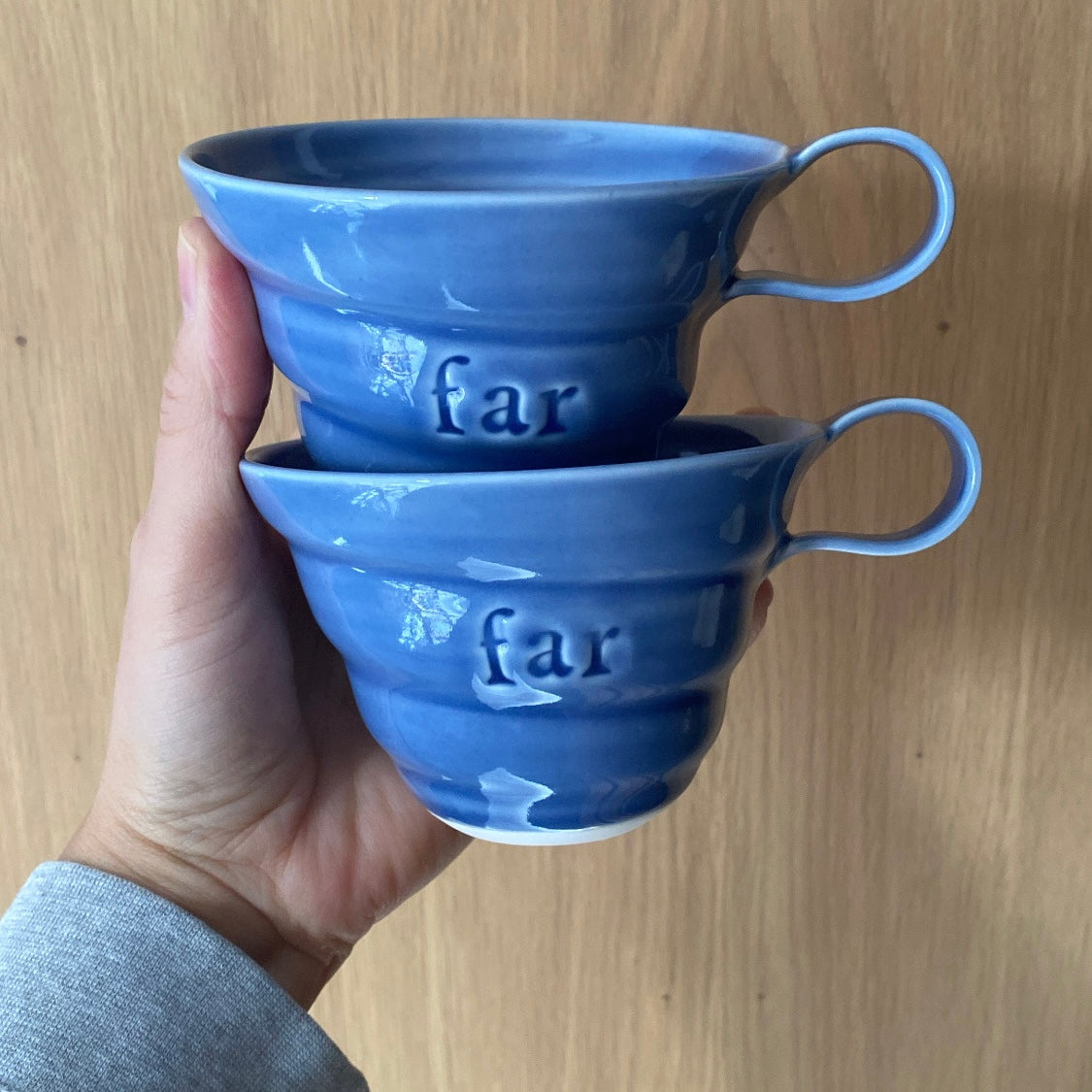 Far kop i porcelæn med spiralriller og hank fra Rikke Mangelsen