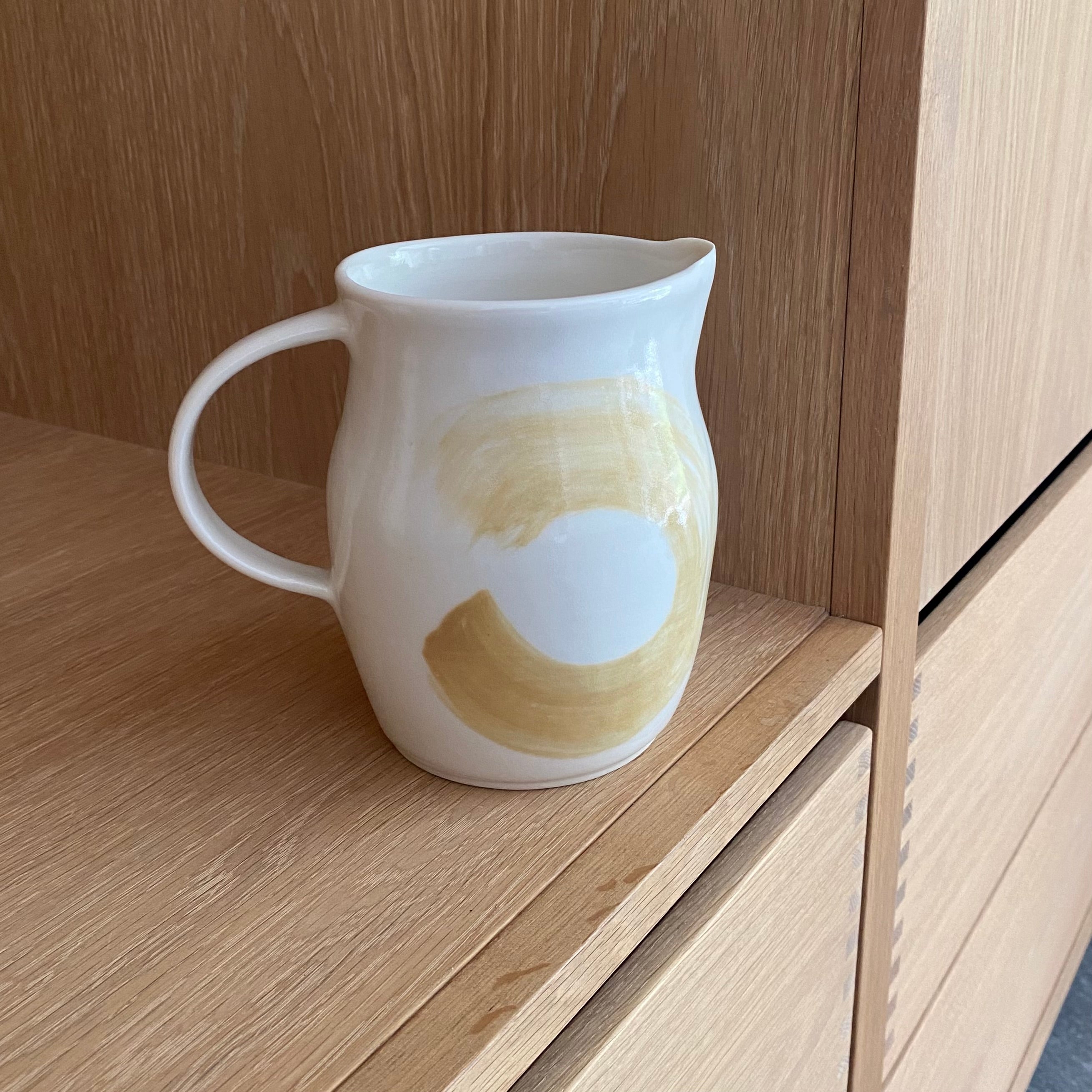 Stor håndlavet kande i porcelæn med gul bølge – hånddrejet keramik fra Ann-Louise Roman