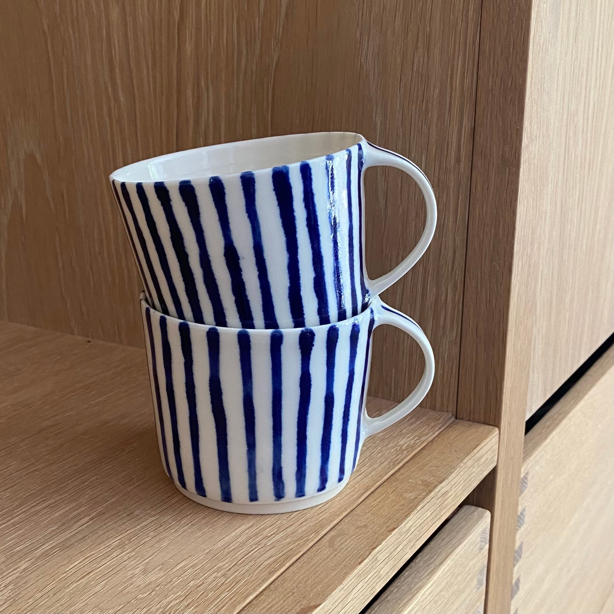 Hånddrejet keramikkop med hank og blå striber – håndlavet porcelæn