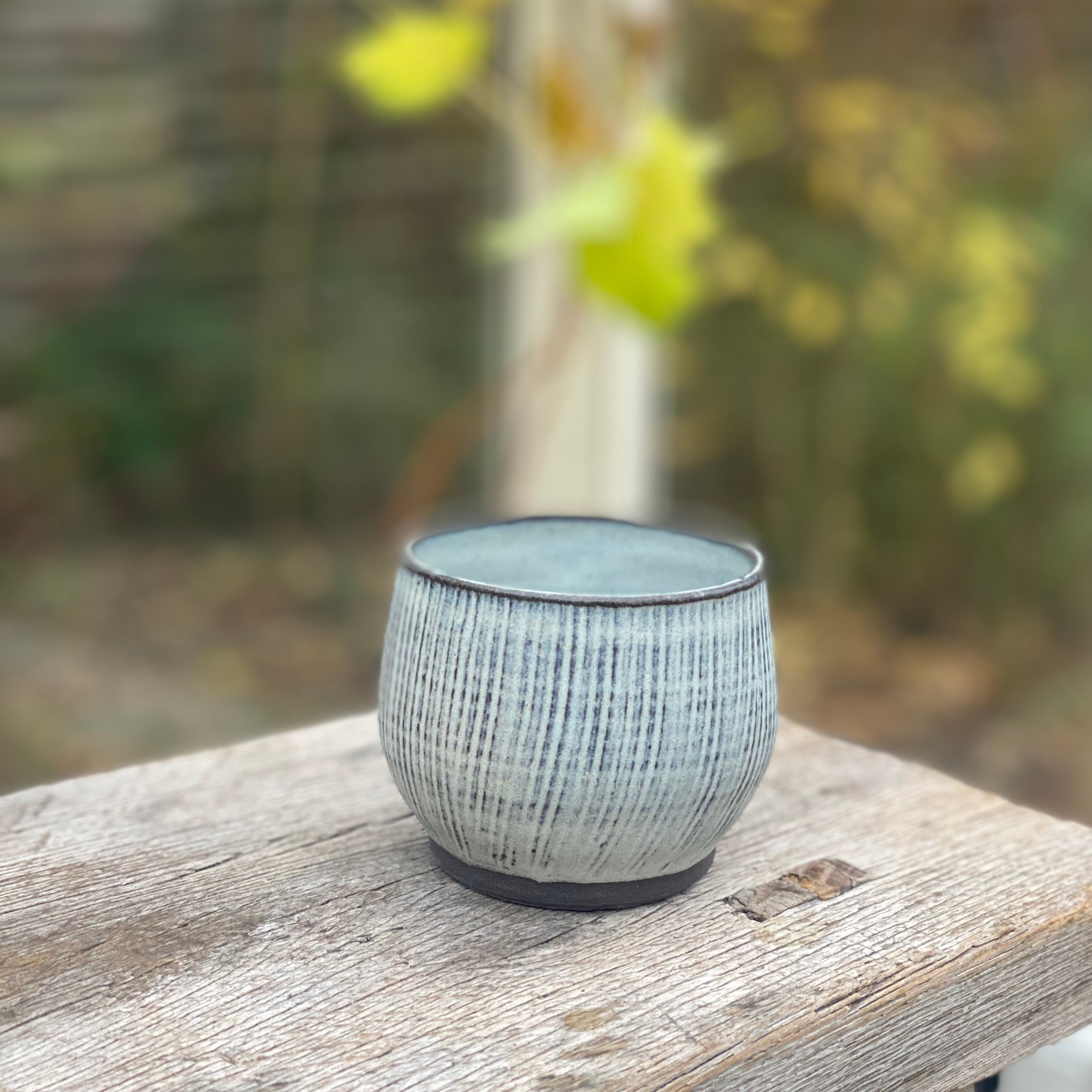 Hånddrejet riflet kop i blågrå keramik