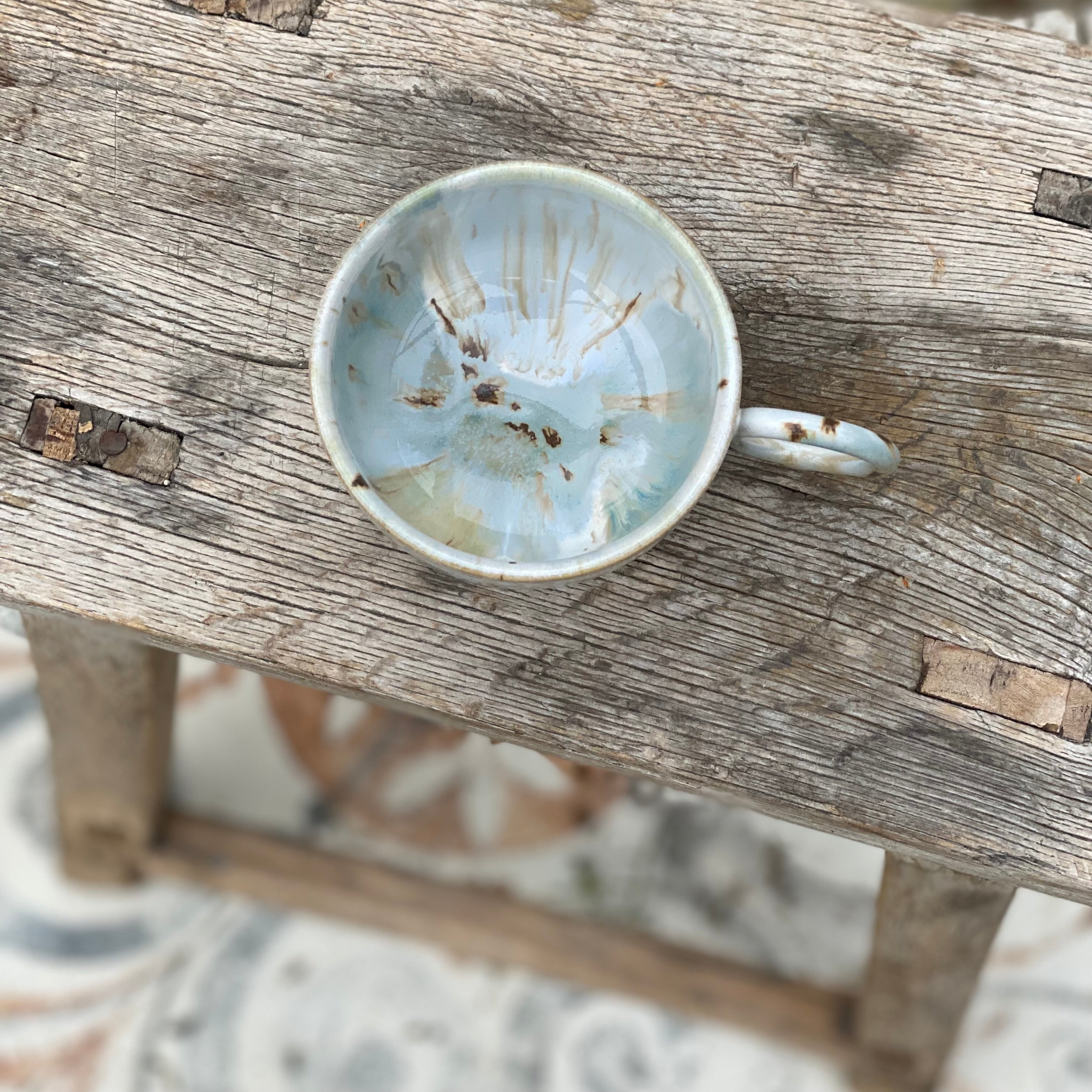 Smukt håndlavet krus med hank – NAMI KIRI design i harmoniske aqua, creme og brune farver fra unika:k