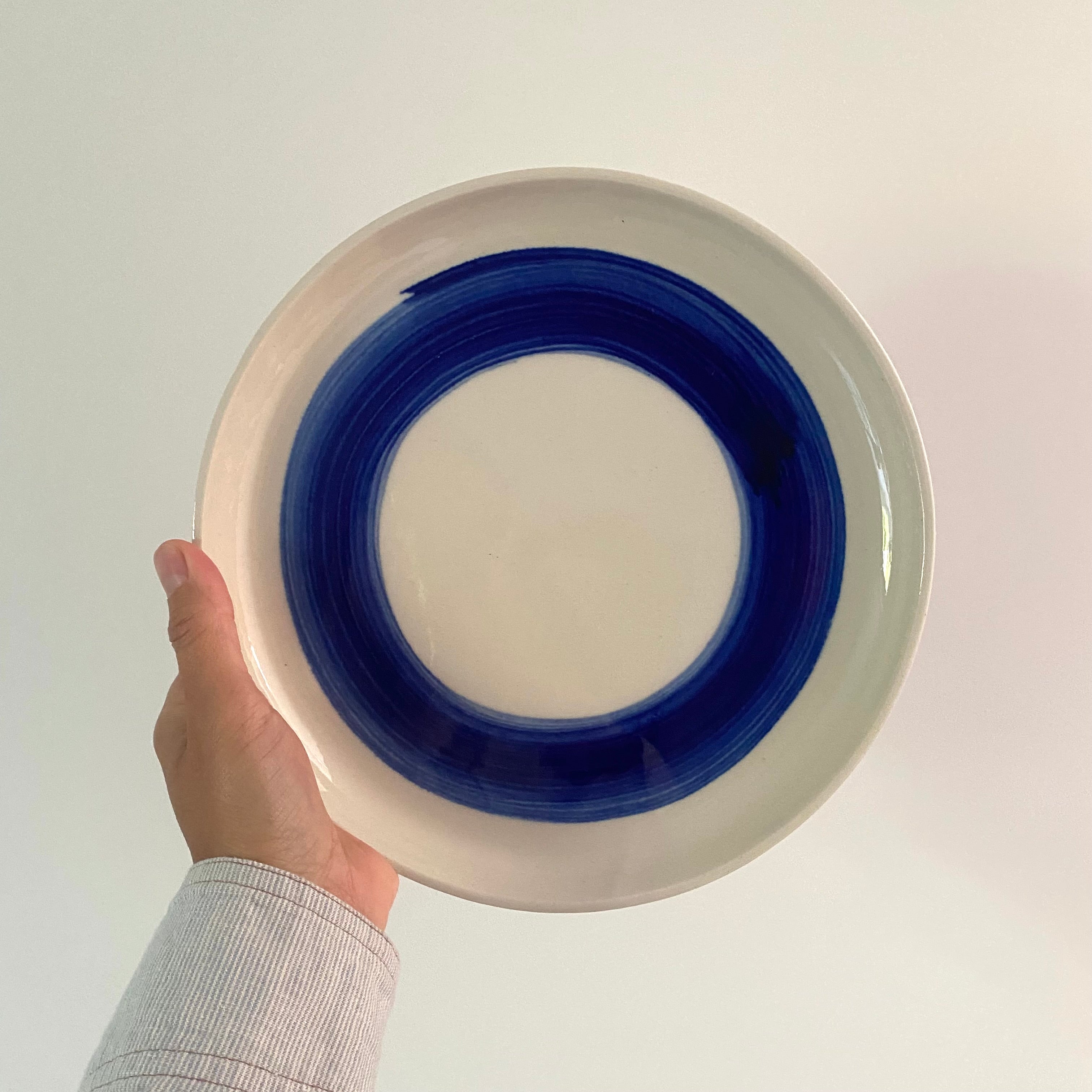 Håndlavet og håndmalet keramikfad – Blue Circle fra Nexø, Bornholm