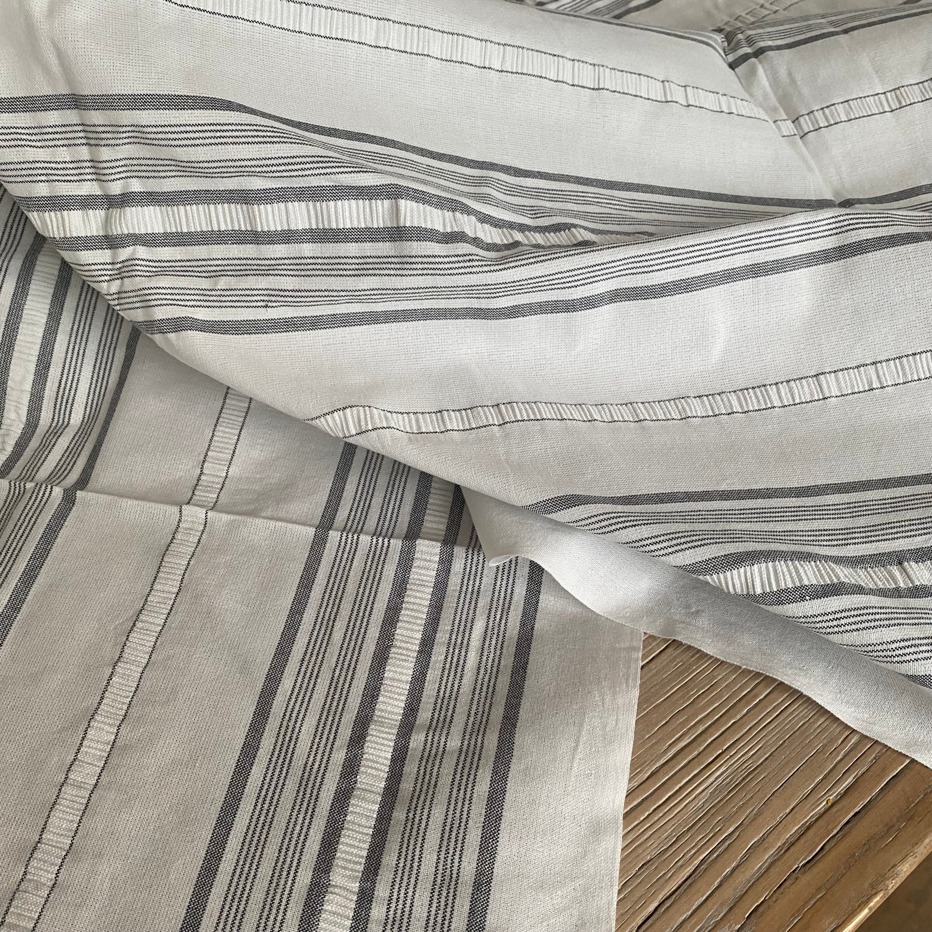 Stor hvid dug med gråsorte striber 300 cm