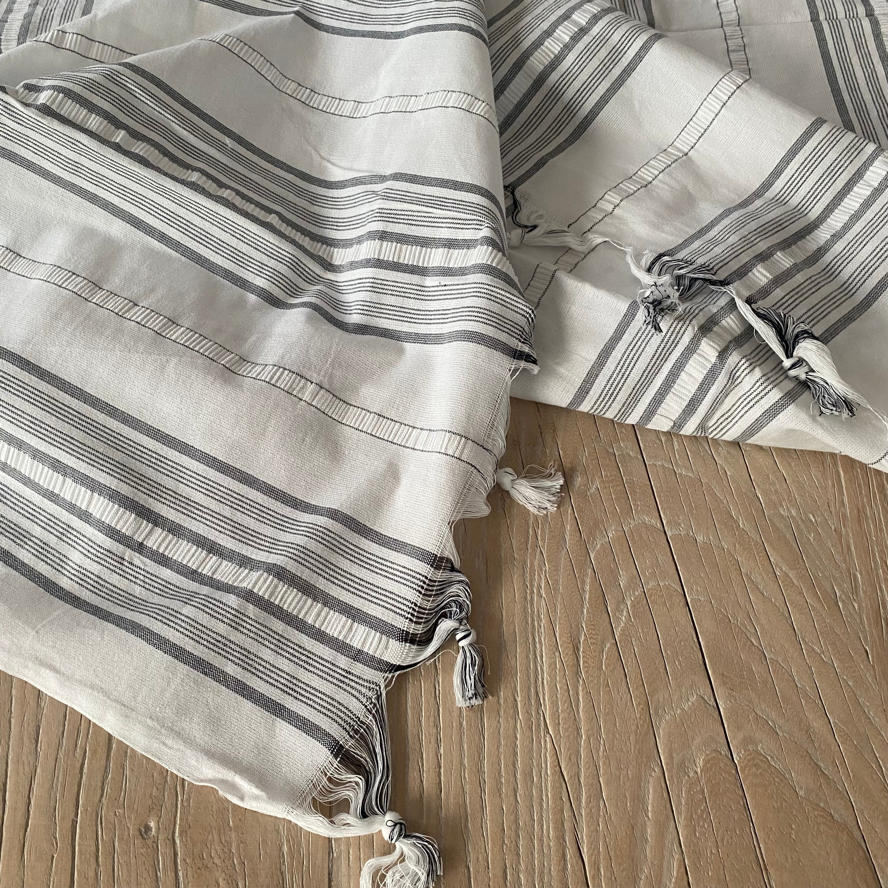 Hvid dug 180x300 med gråsorte striber håndvævet