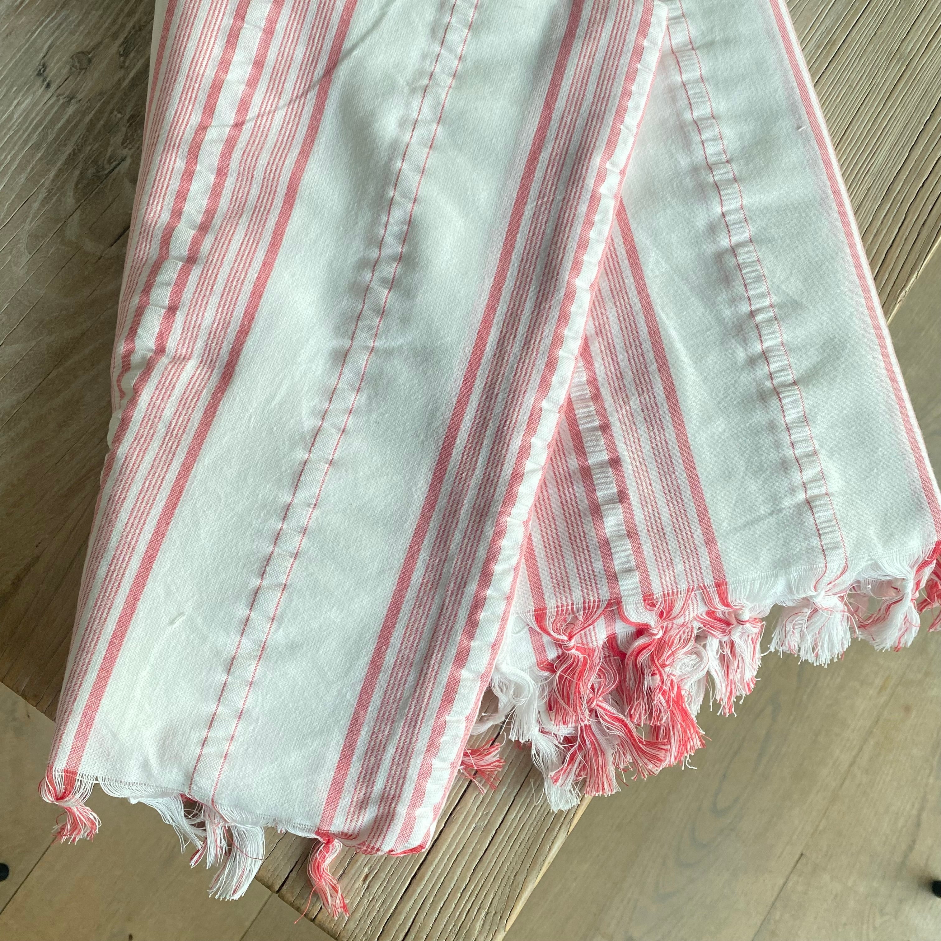 Hvid dug 180x350 med koralrøde striber håndvævet i bomuld