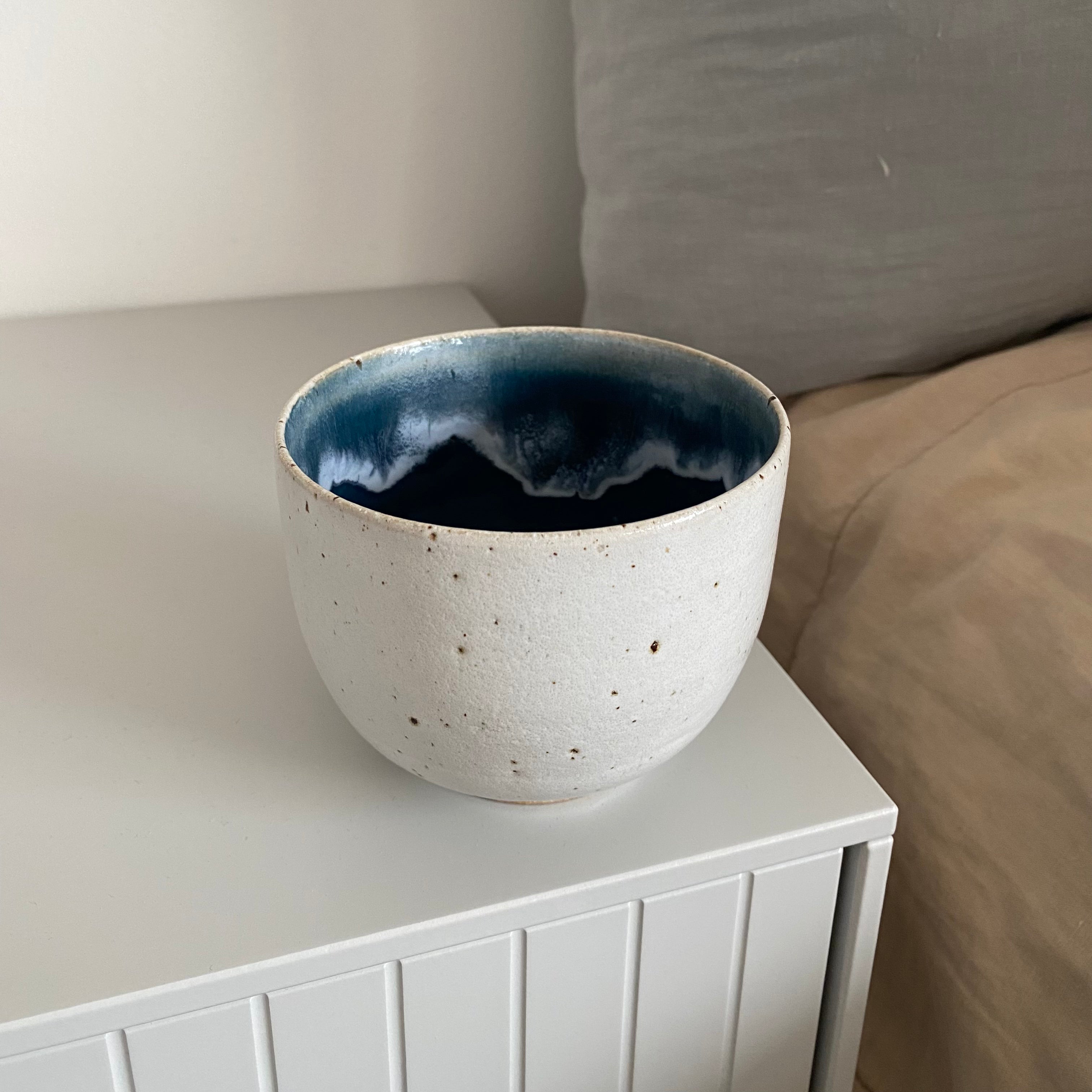 Tasja P tea cup Mirabelle - off white and dark blue
