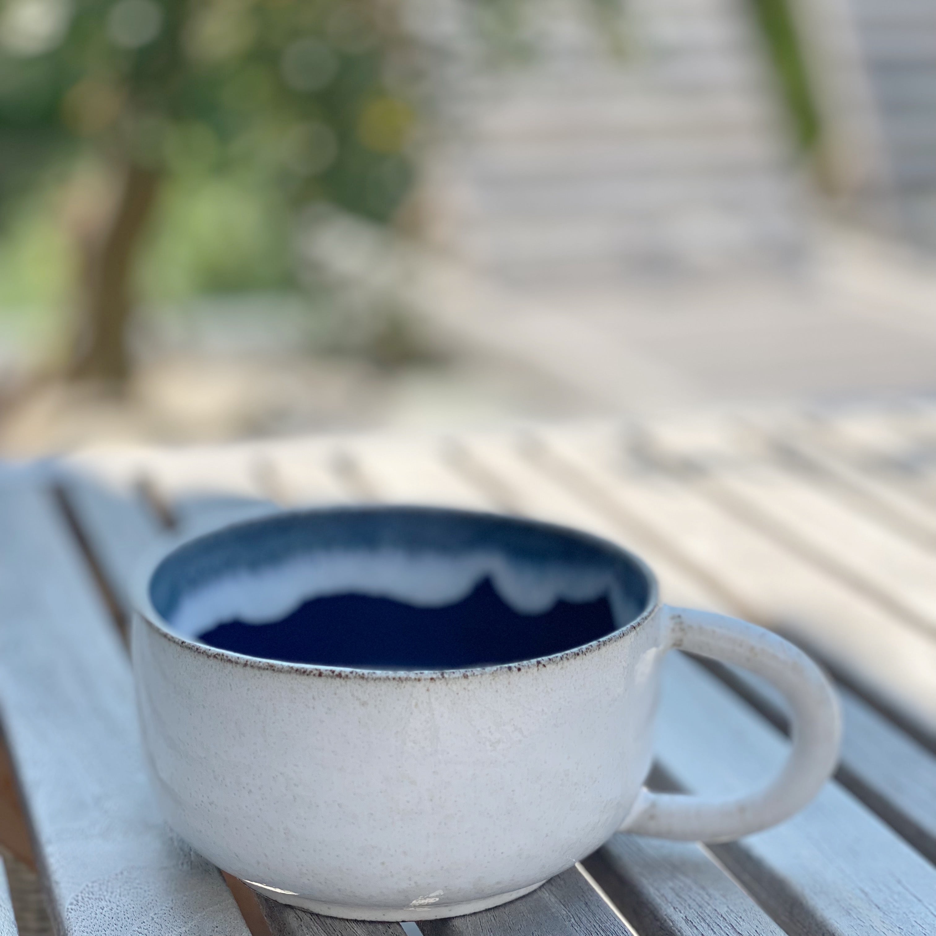 Tasja P kaffekop med hank - hvid og mørkeblå