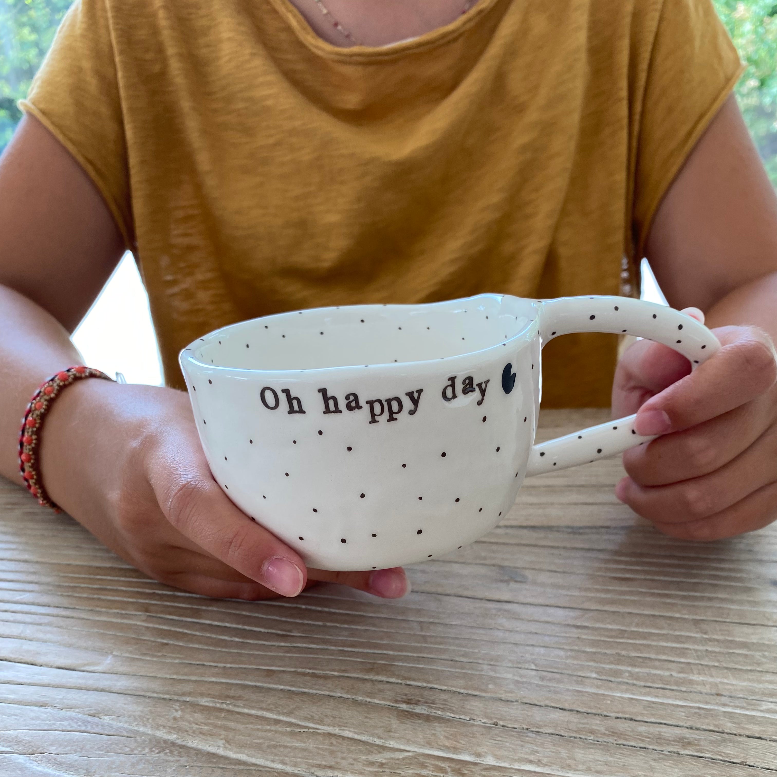 Terra Ceramica pinch kop med tekst, Oh happy day, coffee first - hvid