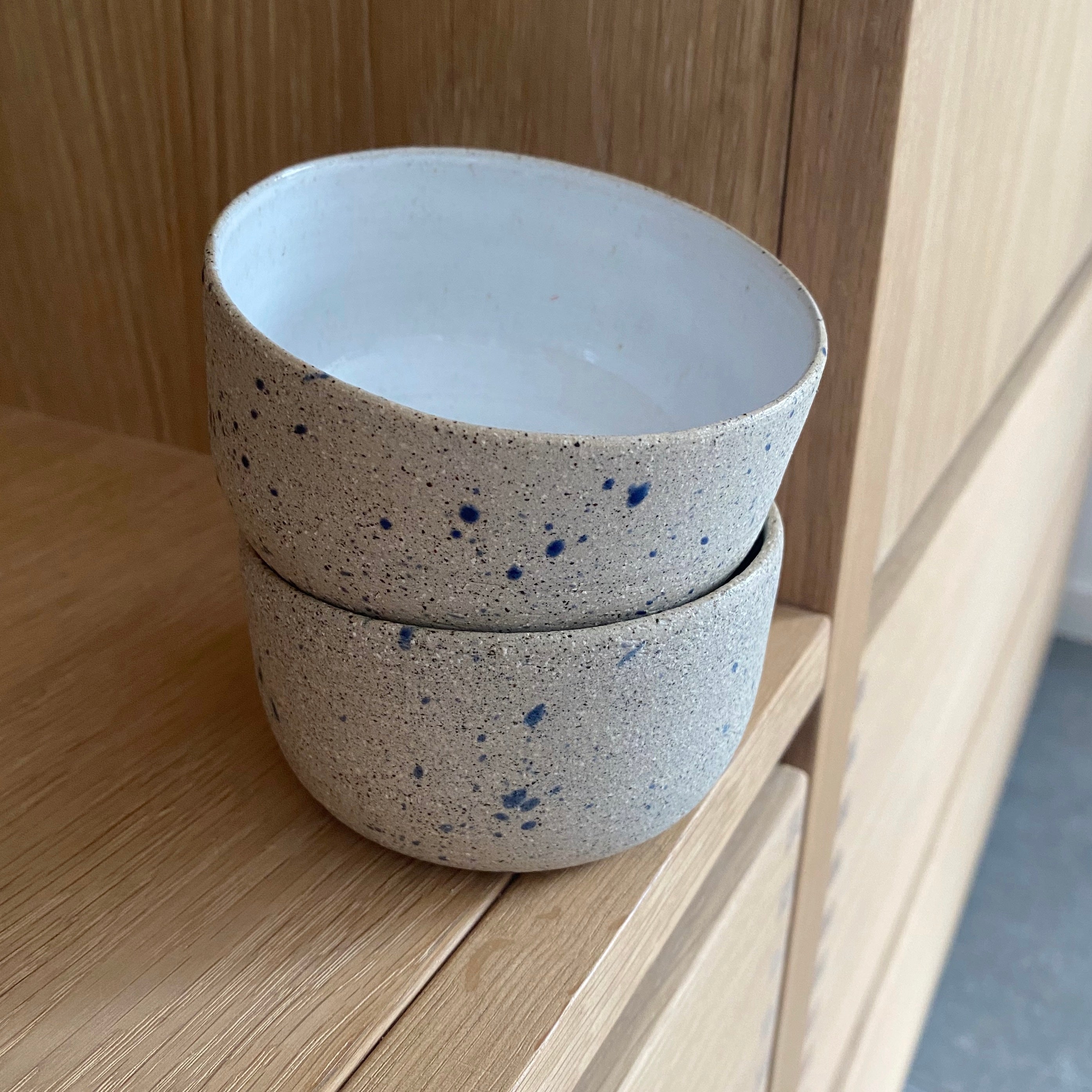 Tasja P bowl Mirabelle - Sand colored with blue sparkles