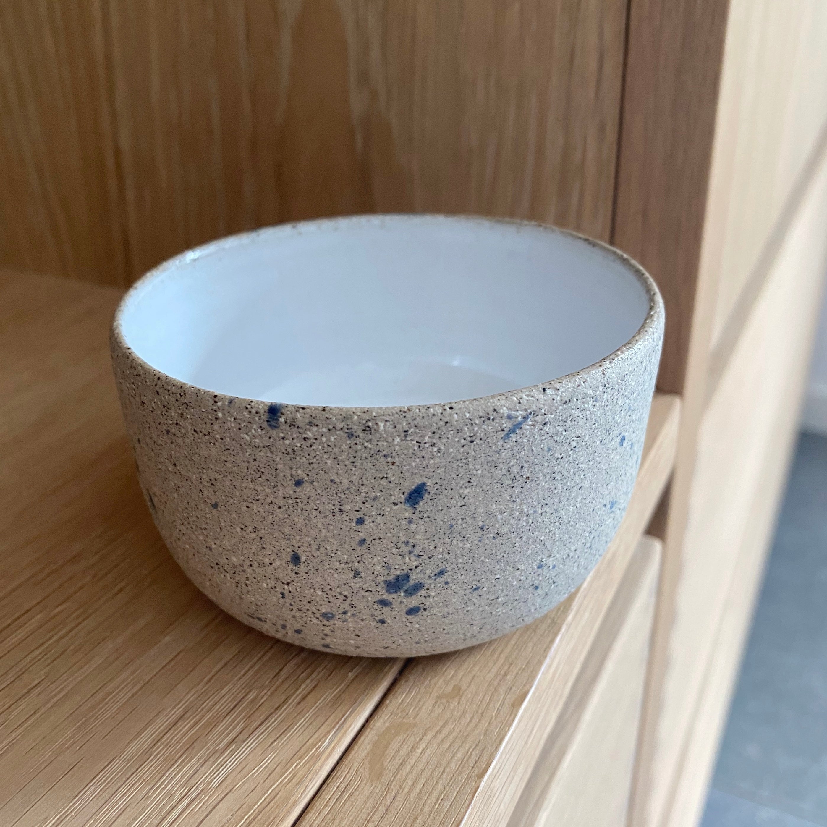 Tasja P bowl Mirabelle - Sand colored with blue sparkles