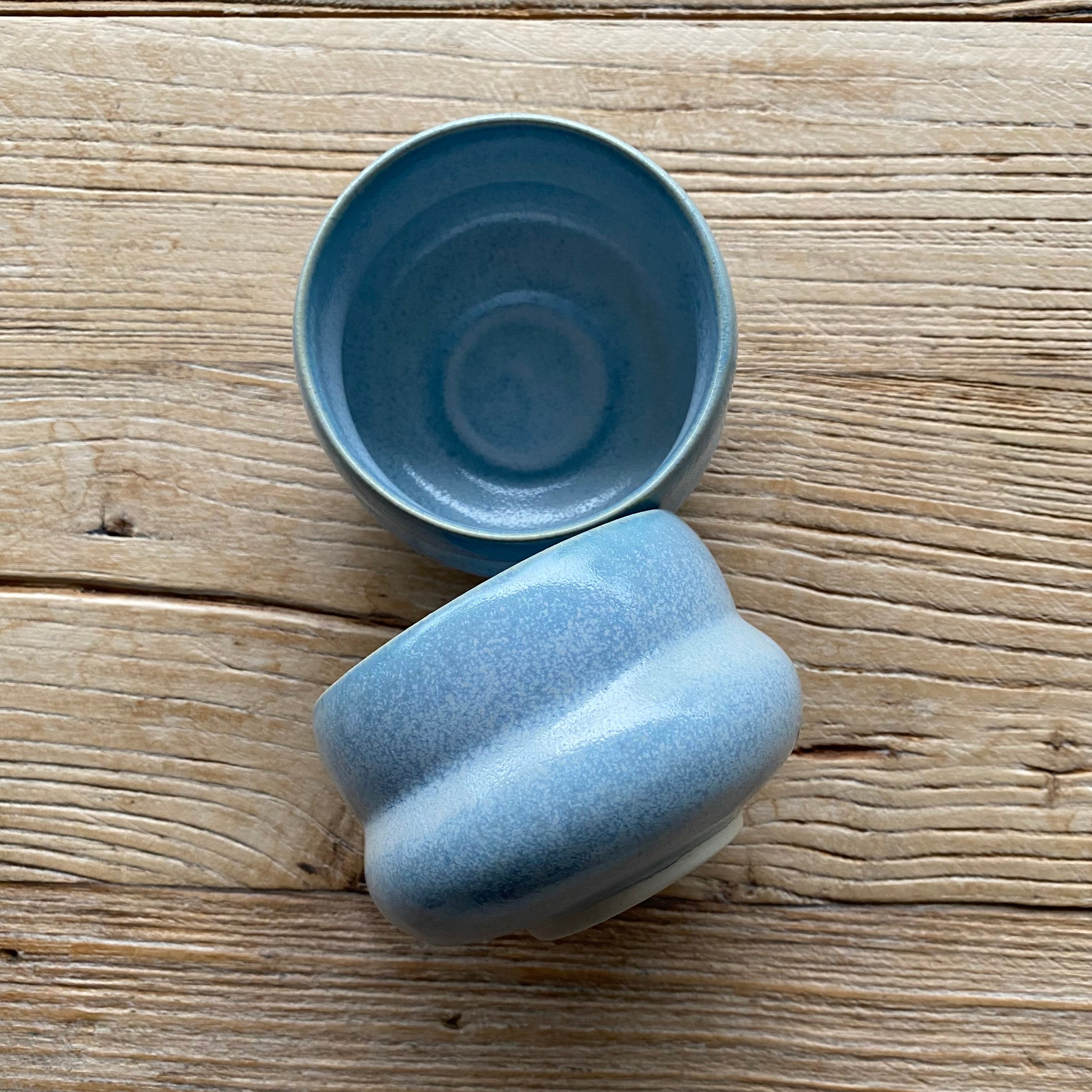 IWA kaffekop Blue Mist fra Oh Oak i blå glasur