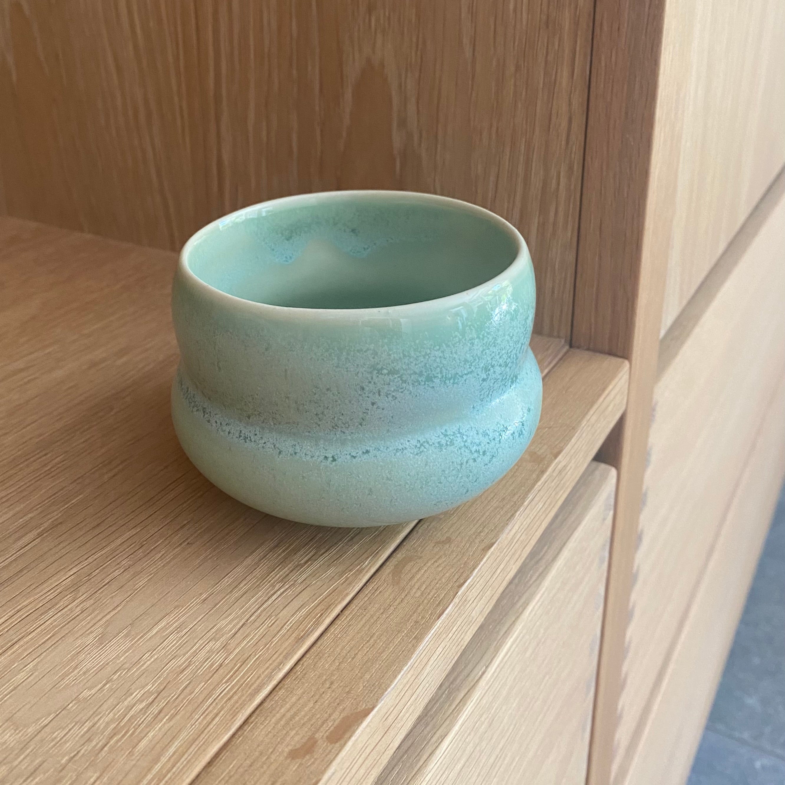 Detalje af grøn glasur på IWA kaffekop