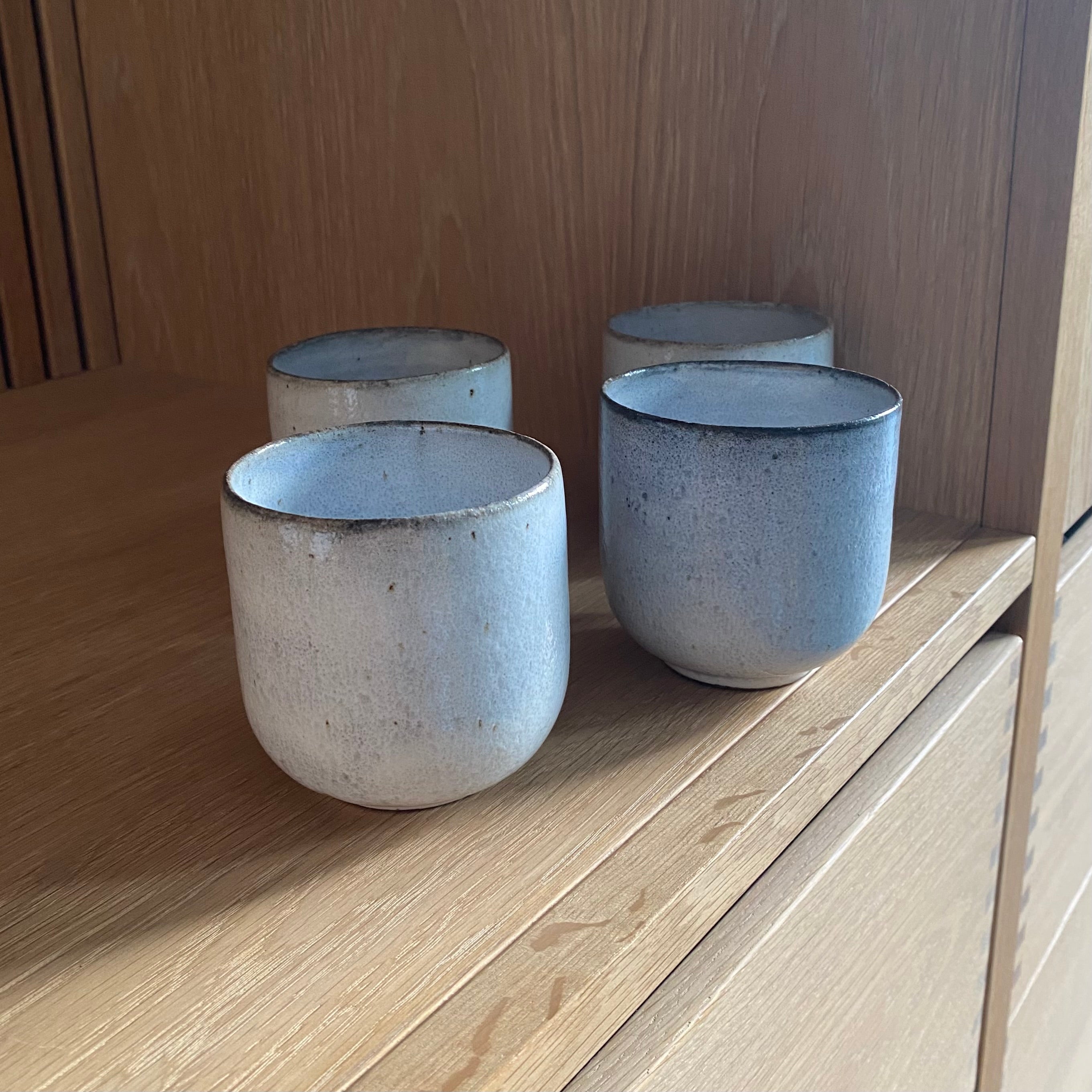 Fire hånddrejede kaffekopper i lyseblå keramik – unika stentøj fra Tasja P ceramics