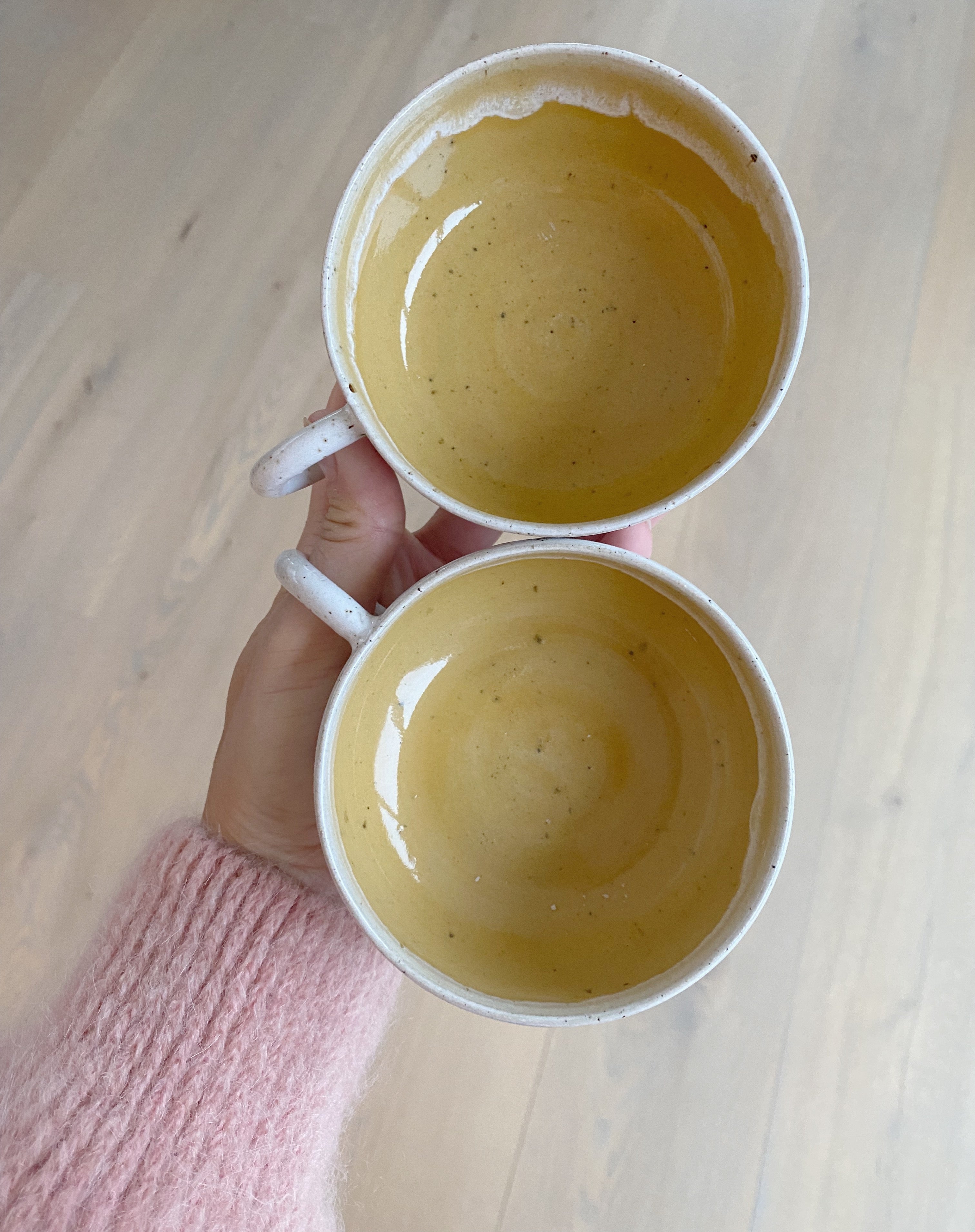 Kaffekop med hank i varm gul keramik – dansk håndværk