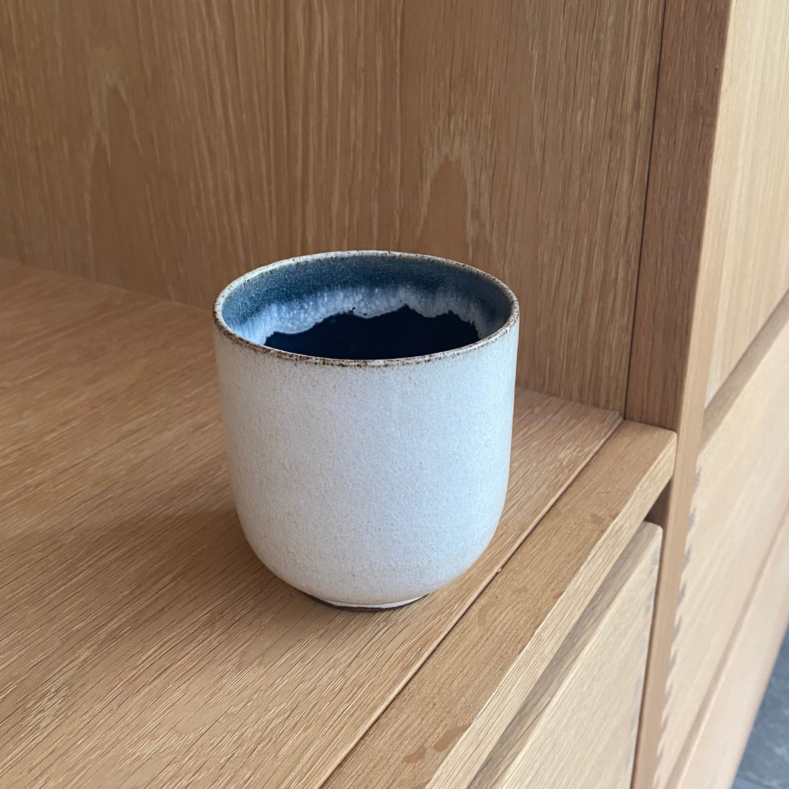 Mørkeblå keramikkop – hånddrejet dansk design