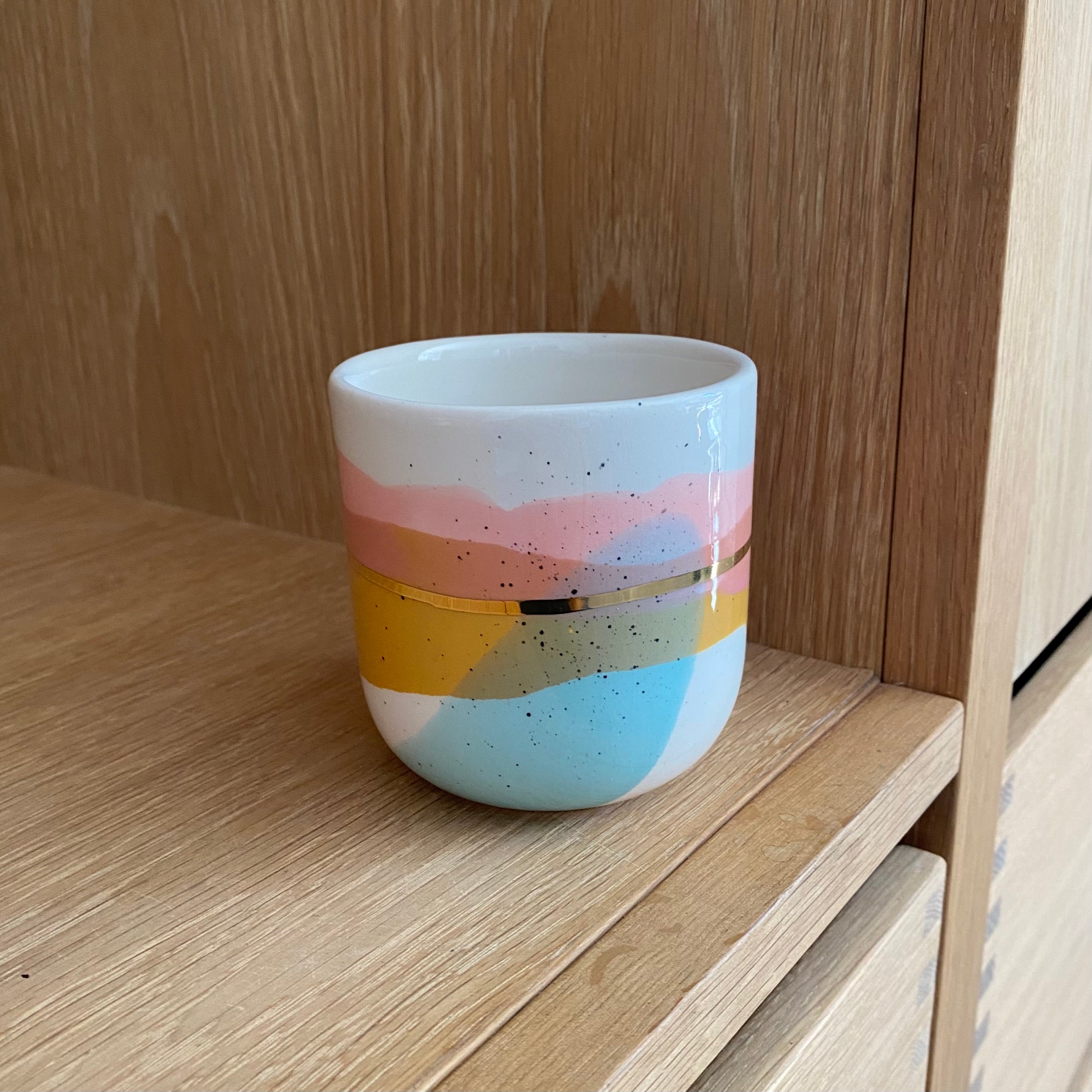 Kaffekop “Landscape” – håndlavet keramik med lyserød, turkis, gul og guld fra Marinski Heartmades