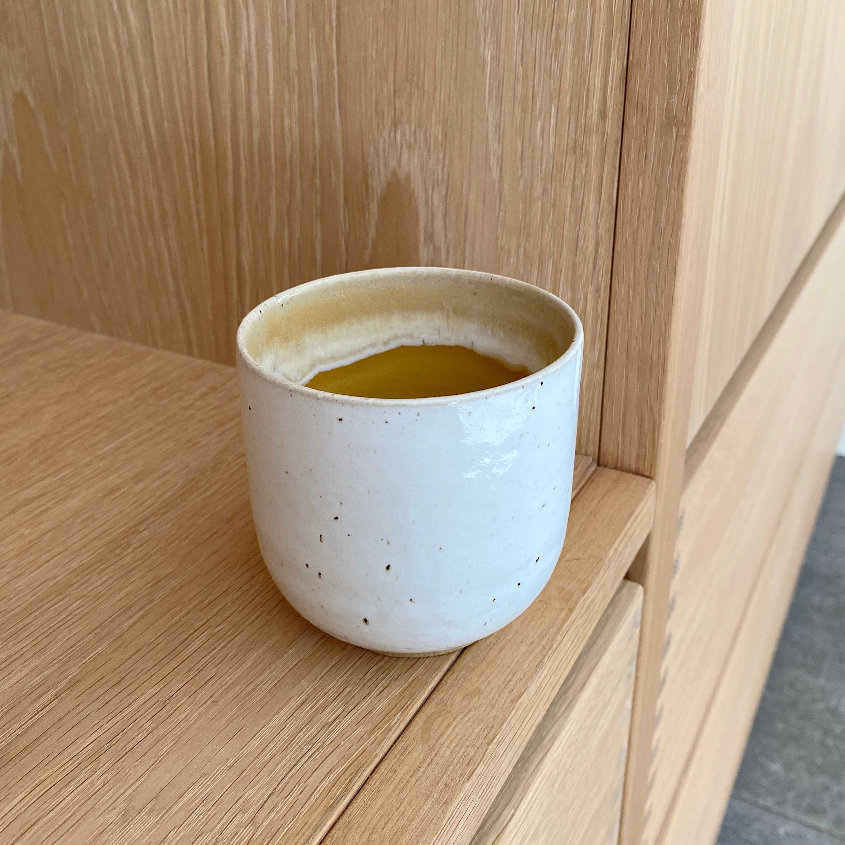 Kaffekop i varm gul hånddrejet keramik fra unika:k