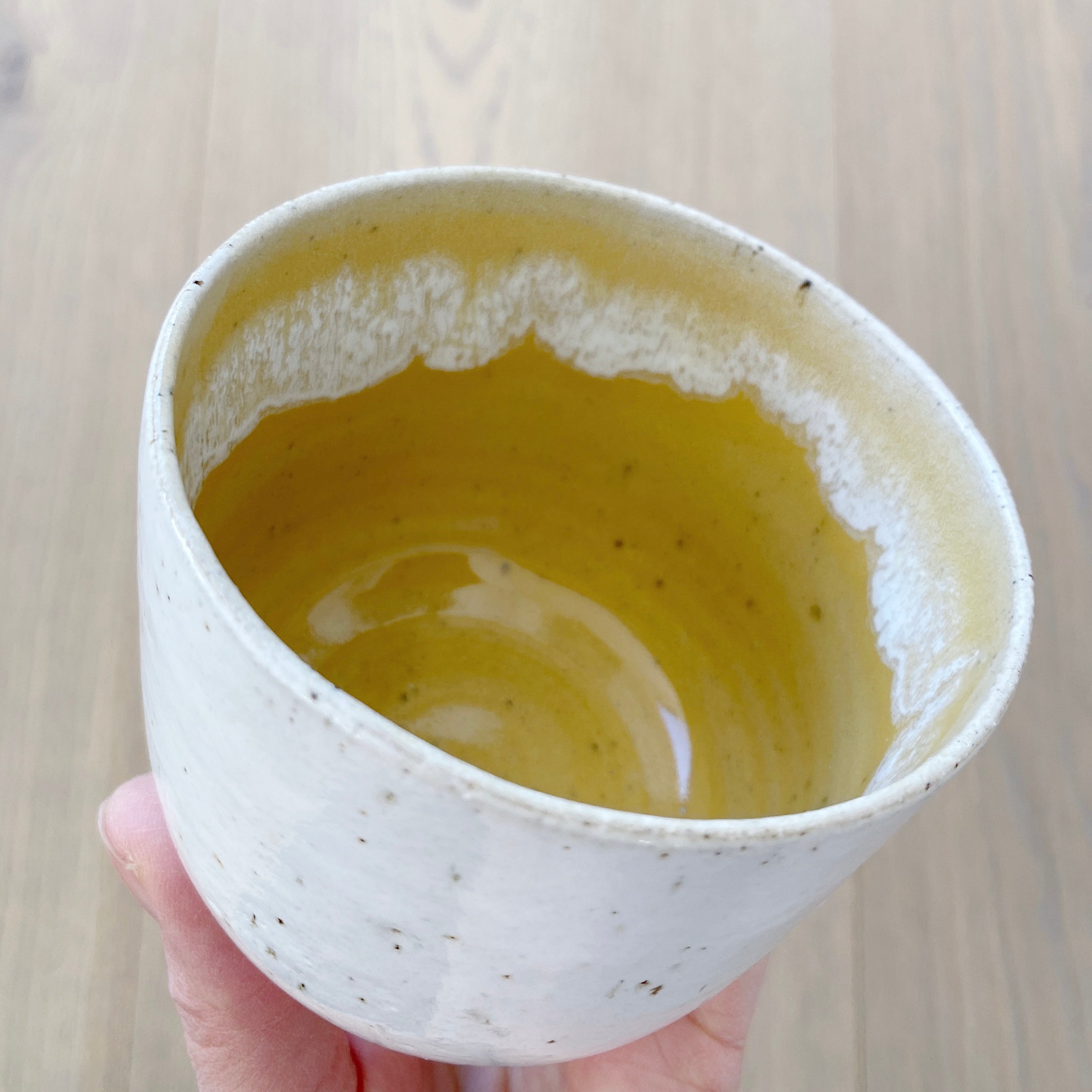 Håndlavet kaffekop i varm gul keramik – dansk design