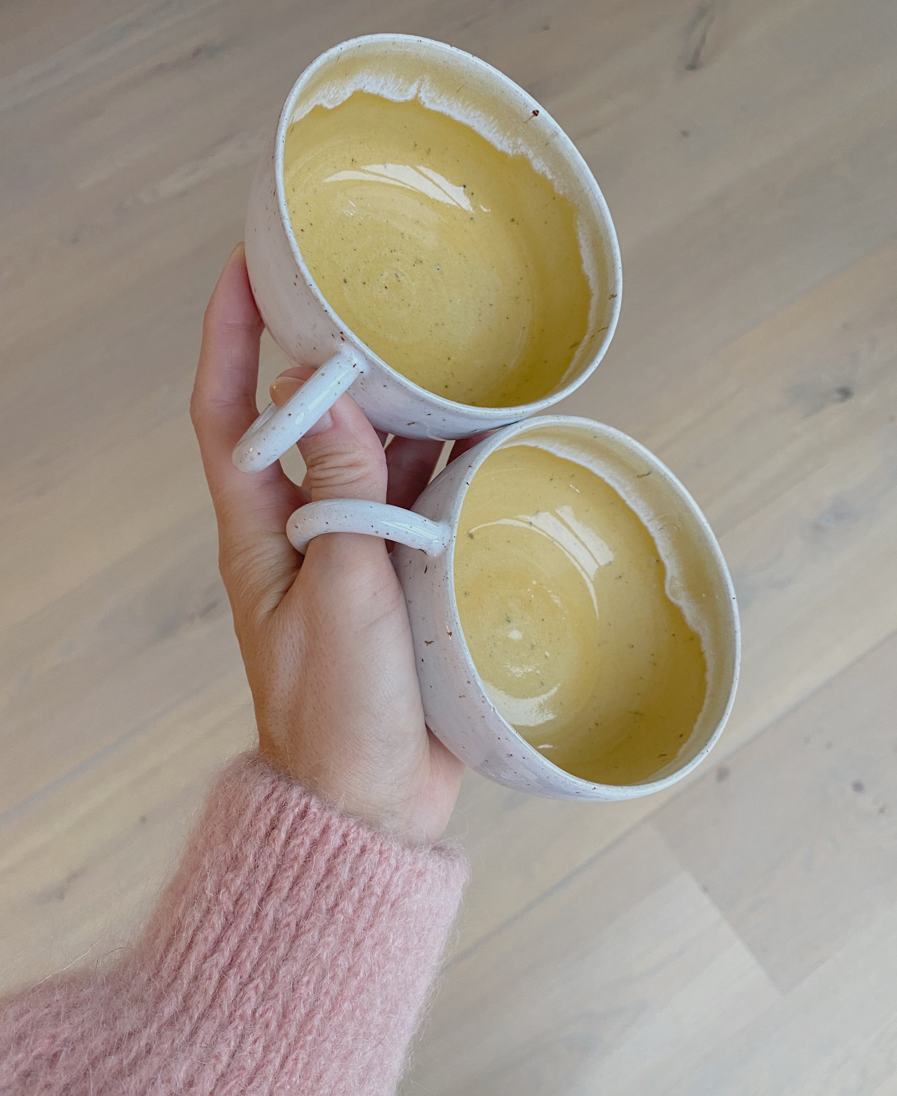 Hånddrejet kaffekop med hank i varm gul keramik