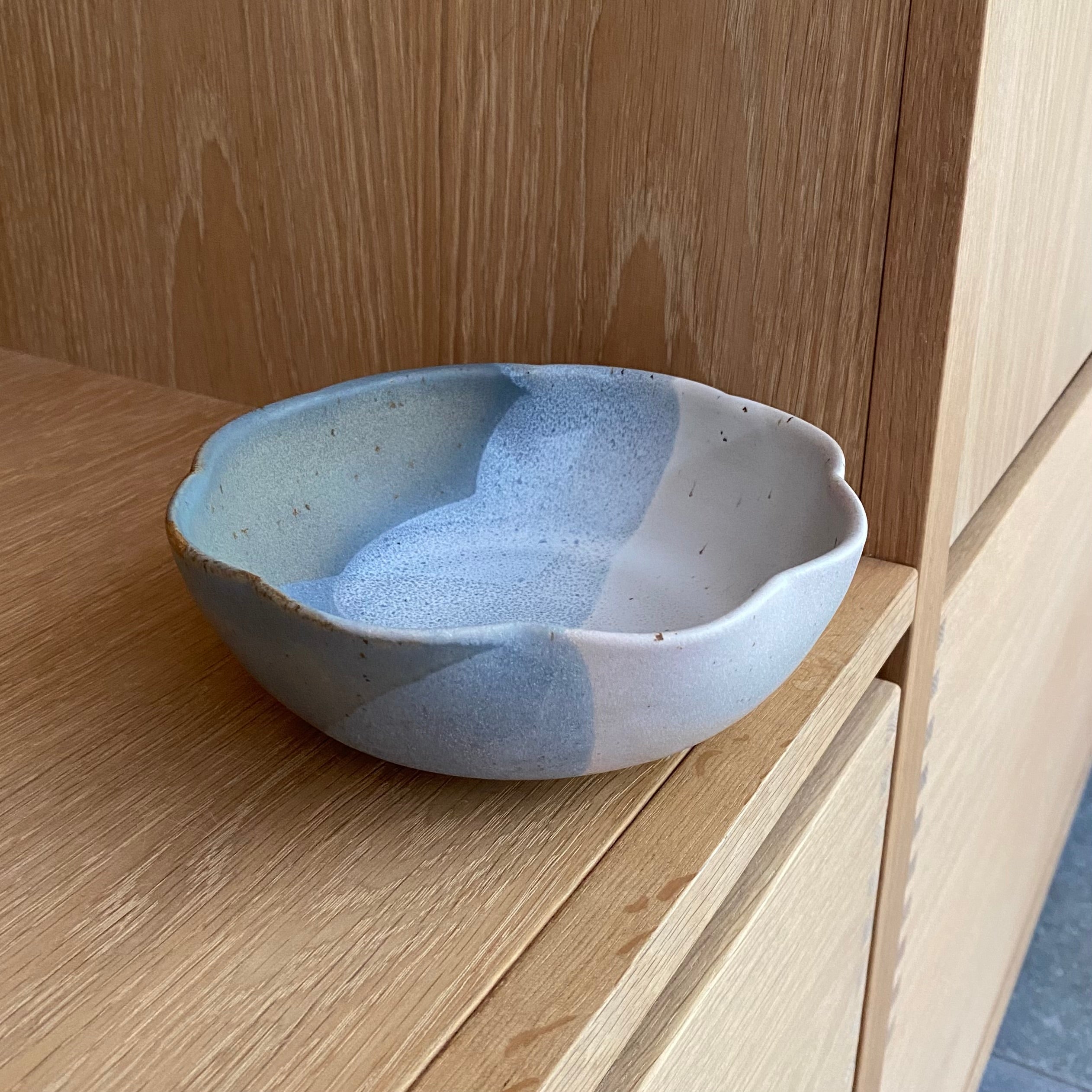 Smuk blå keramikskål i blomsterform – bred model 'Flower Hortensia'