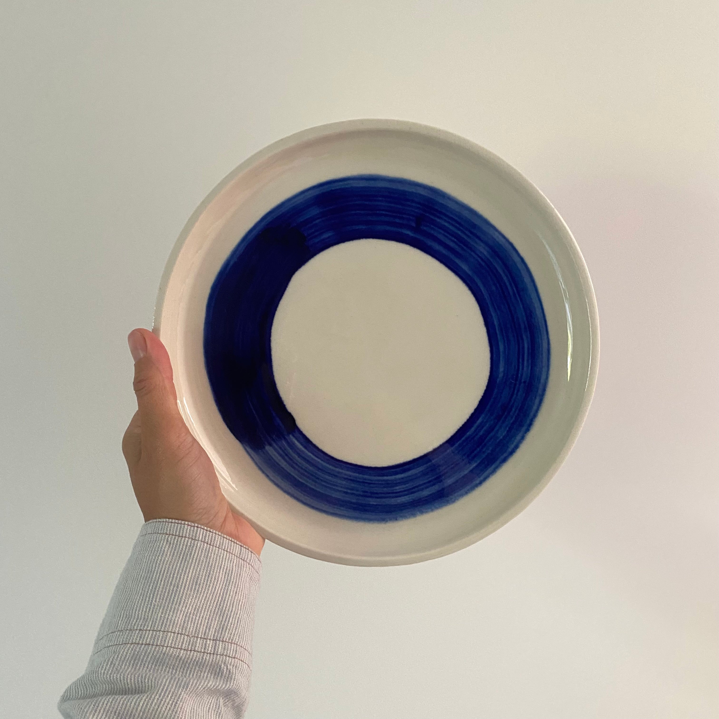 Unik keramikfad med blå penselstreg – tallerken i hånden, Bornholm