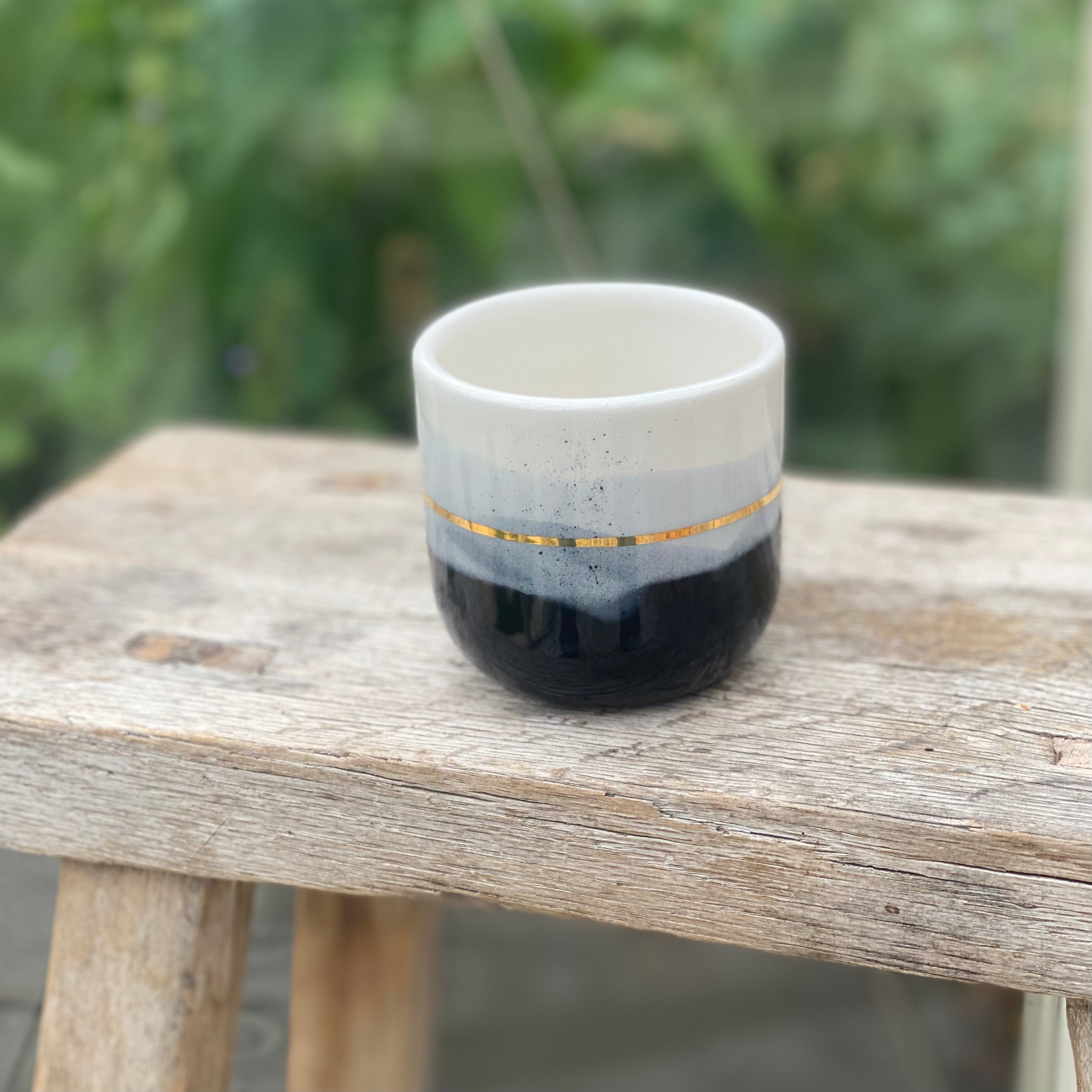 Keramikkop cappuccino Landscape – sort og lys grå håndlavet kop med guldlinje fra unika:k