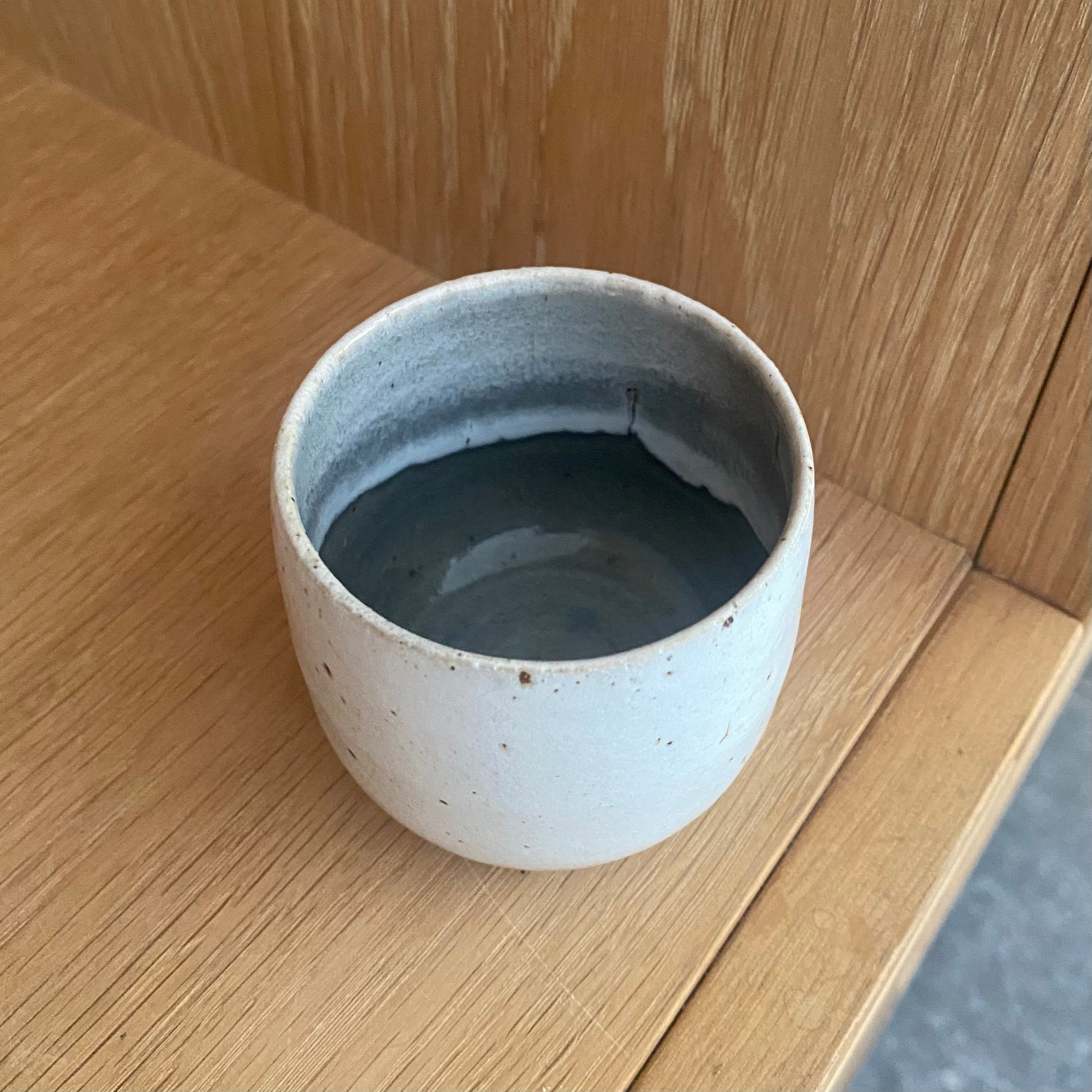 dansk keramik espressokop i hvid og unika graa glasur