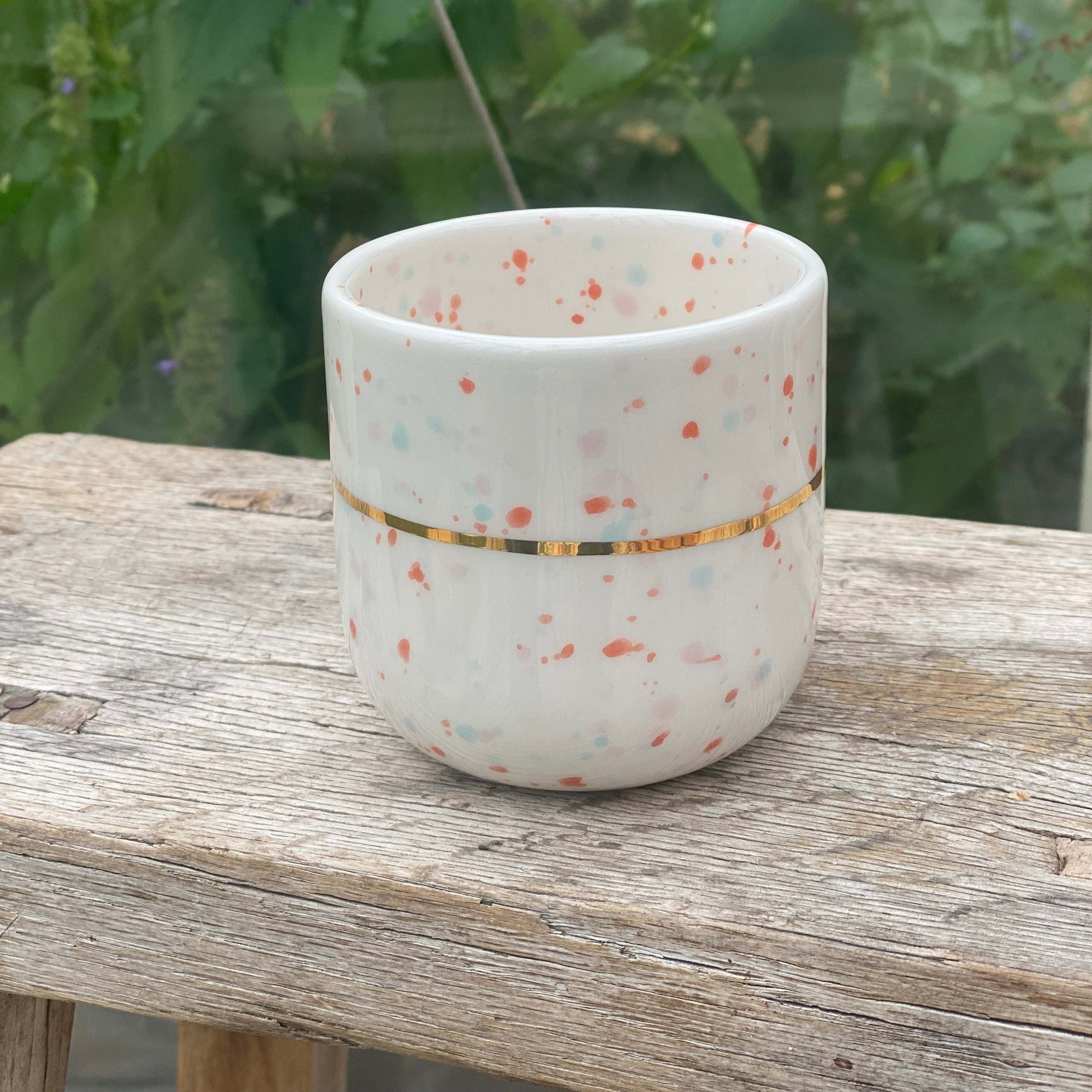 Håndlavet keramik lattekop med prikker i guld, koral, blush og mint fra Marinski Heartmades