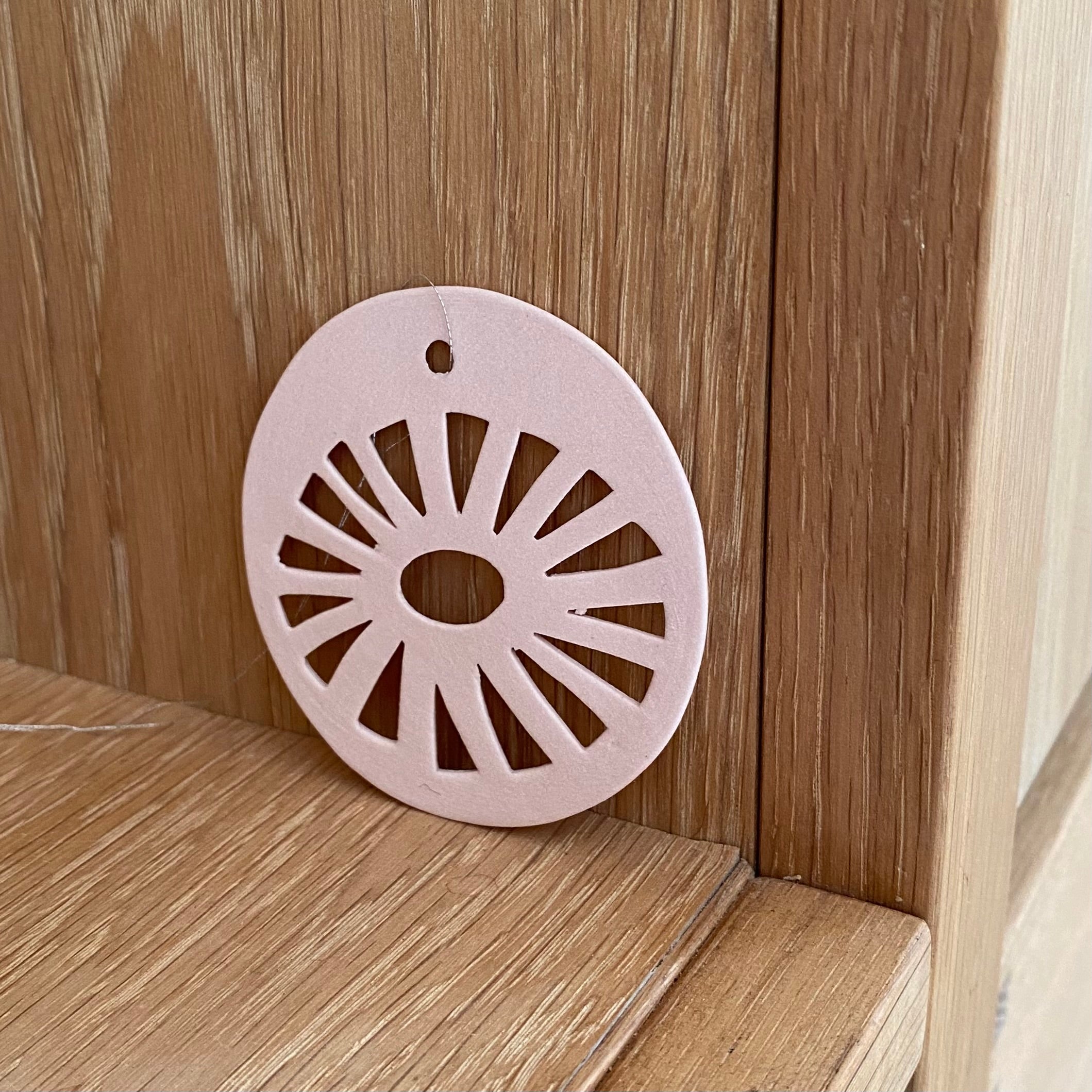 Håndlavet keramik ophæng Daisy i svag lyserød porcelæn