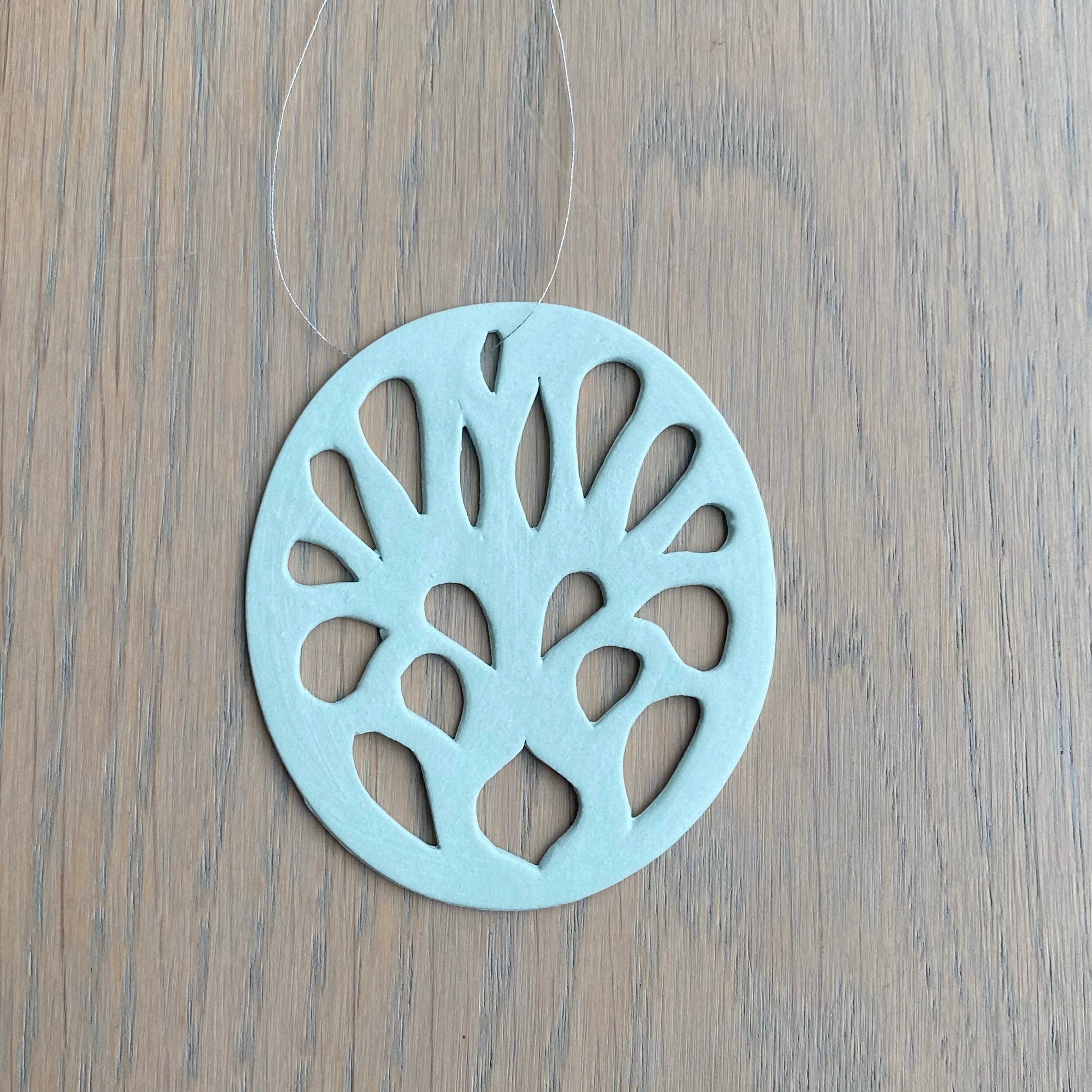 Håndlavet keramikophæng Spring i mintfarvet porcelæn til forårsgrene