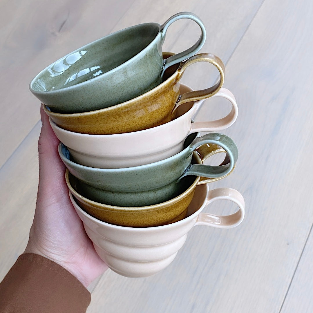 Hånddrejet spiralkop i mosgrøn porcelæn med bløde riller – dansk keramik fra unika:k