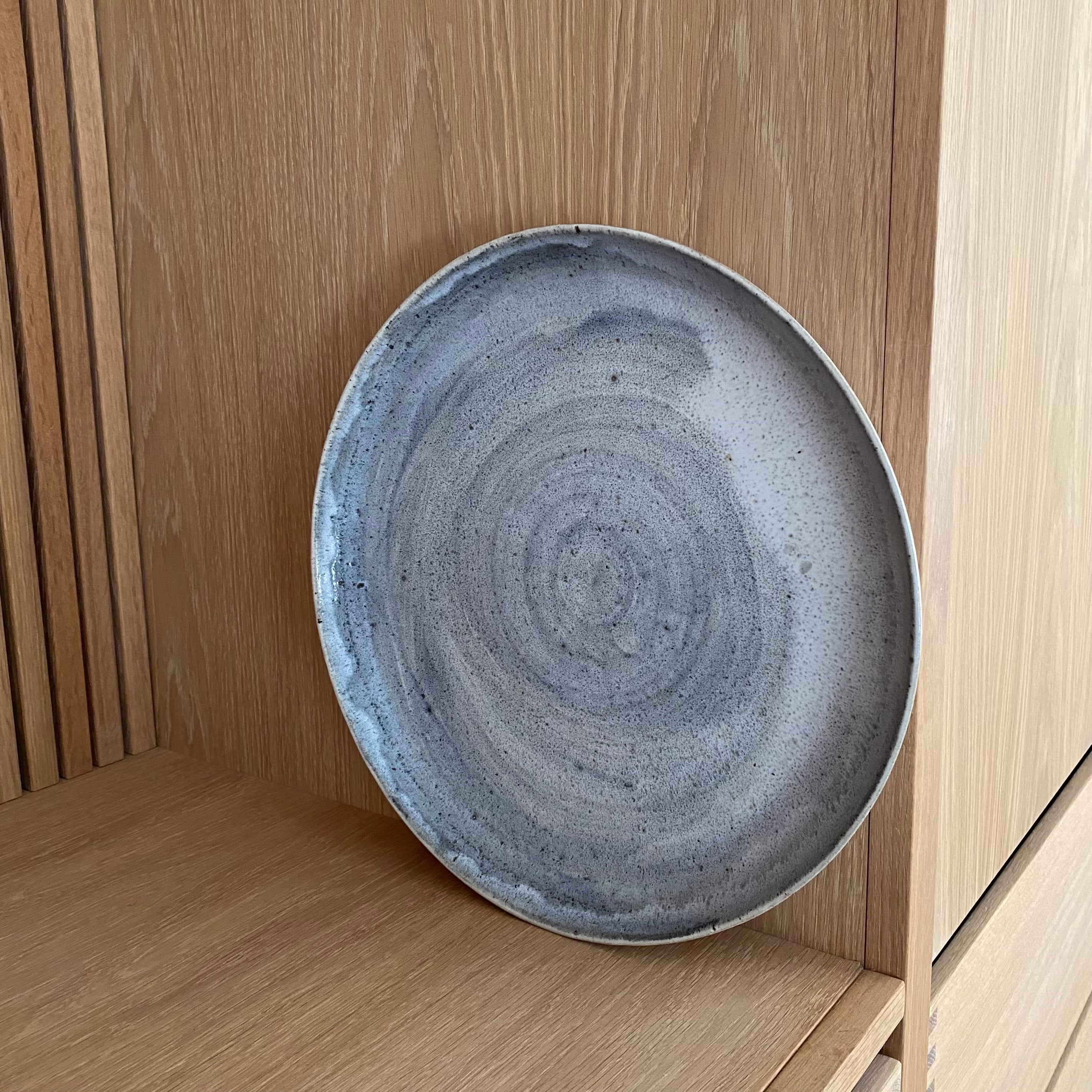 Håndlavet keramikfad i lyseblå stentøjsglasur – unika fra unika:k