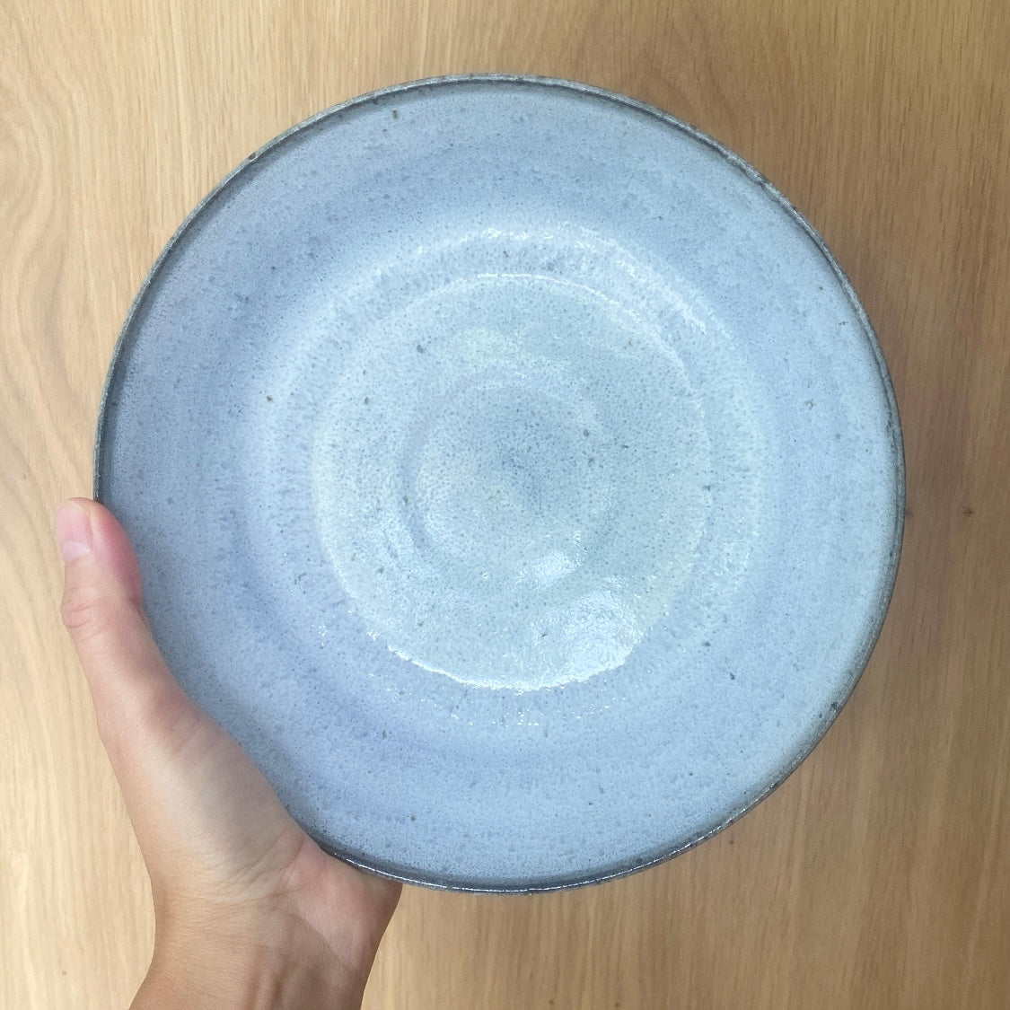 Hånddrejet keramikfad i lyseblå glasur – unika keramik