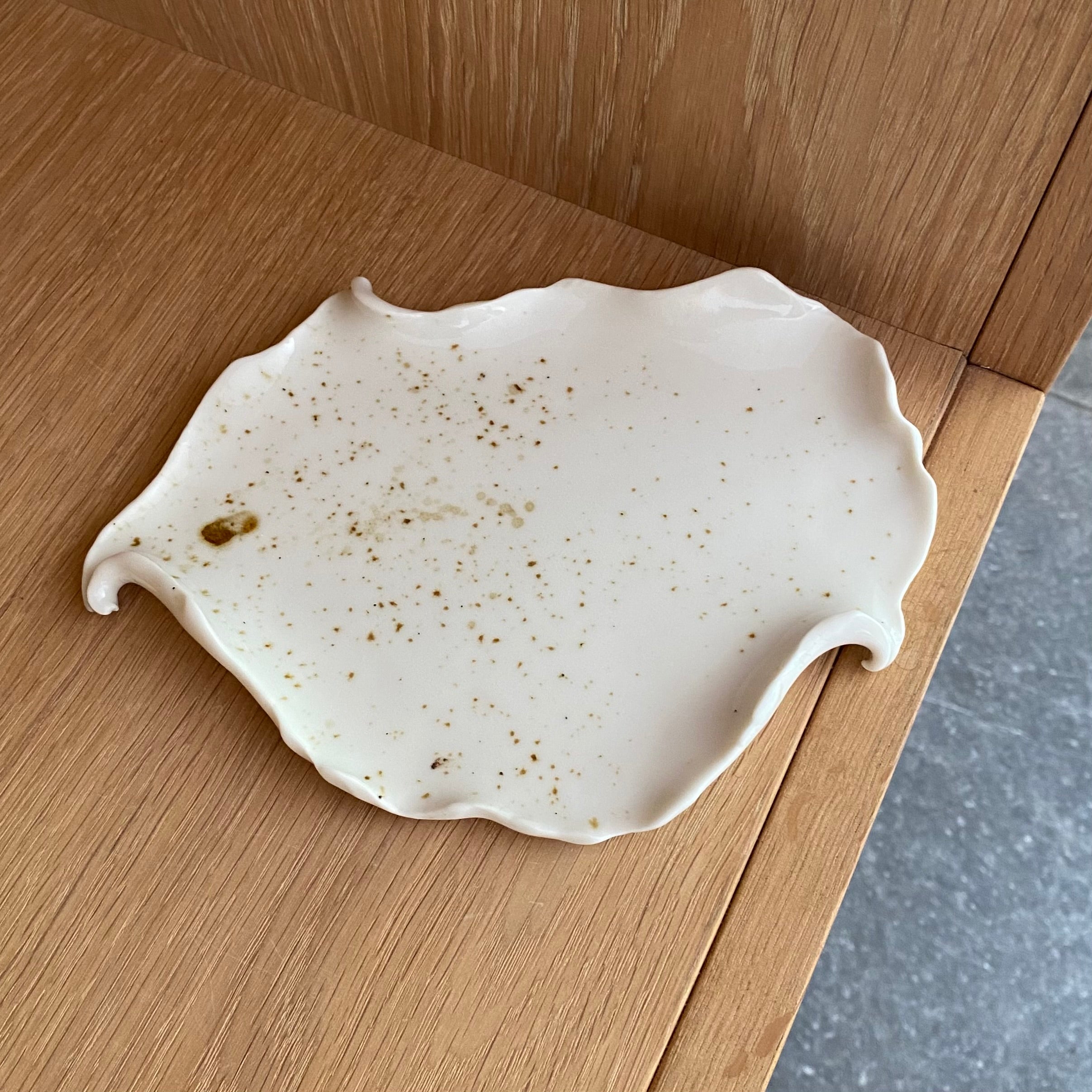 Keramikfad Reden - brug til kaffepause med kop og snacks – håndlavet unika i porcelæn fra Studio Aarhus.