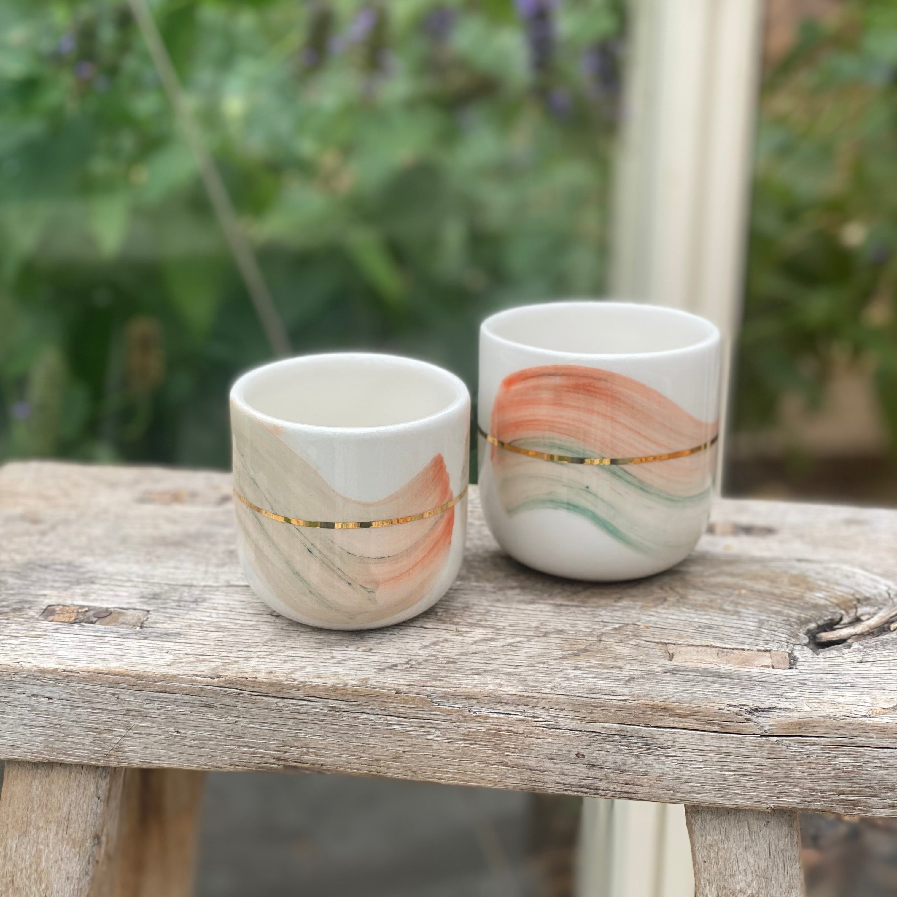 Håndlavet keramikkop i cappuccino-størrelse med penselstrøg i mint og coral fra Marinski Heartmades, set forfra