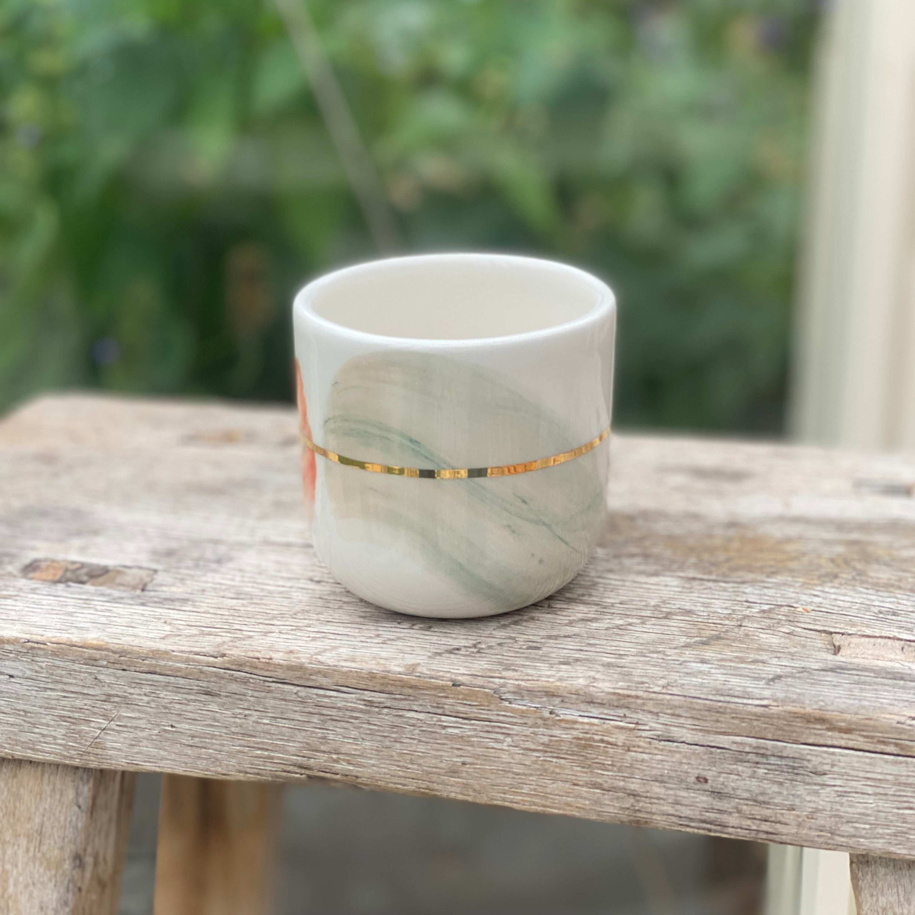 Cappuccino keramikkop med mint og coral penselstrøg, håndlavet keramik fra unika:k