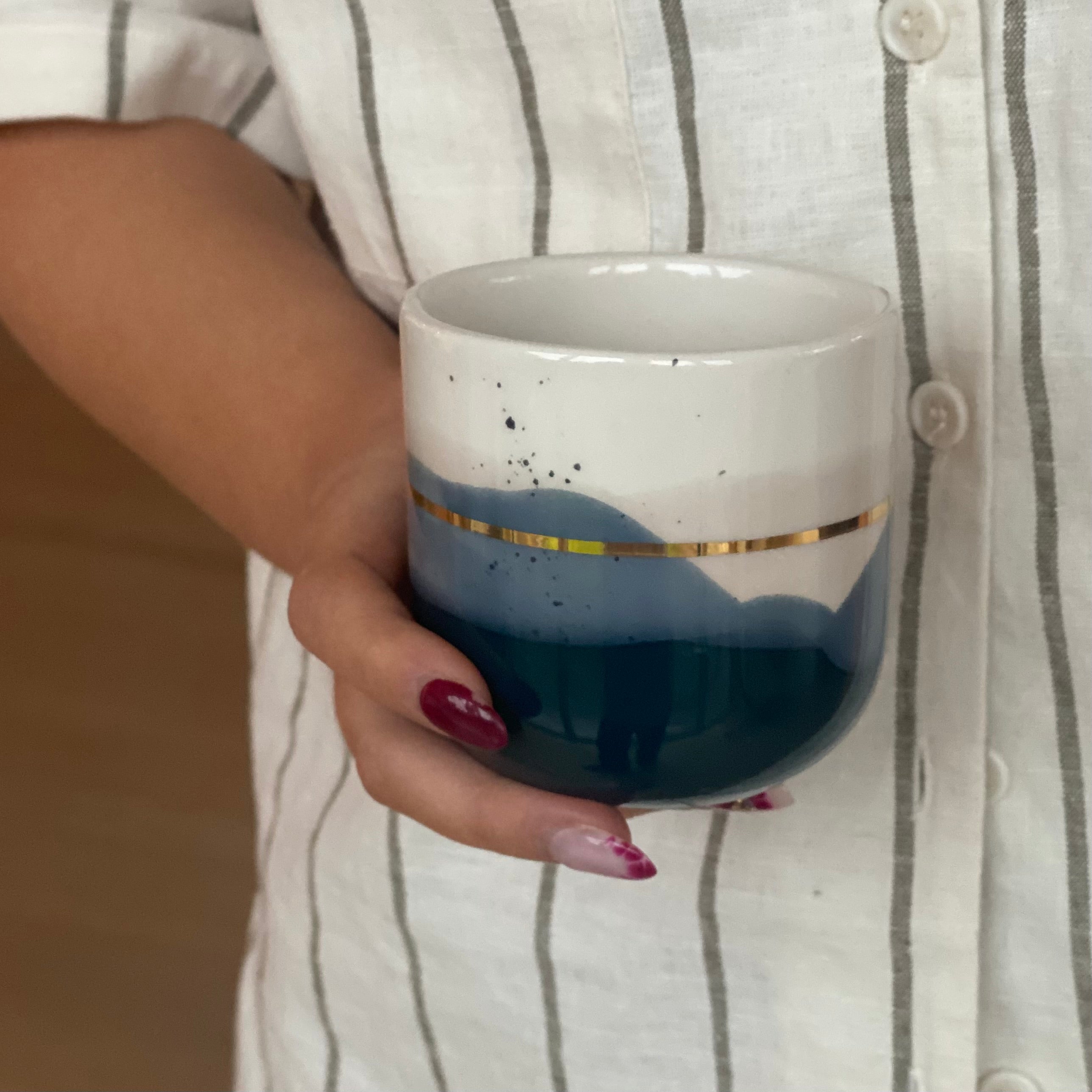 Håndlavet cappuccinokop fra Marinski – Landscape i blå og creme med guldstreg